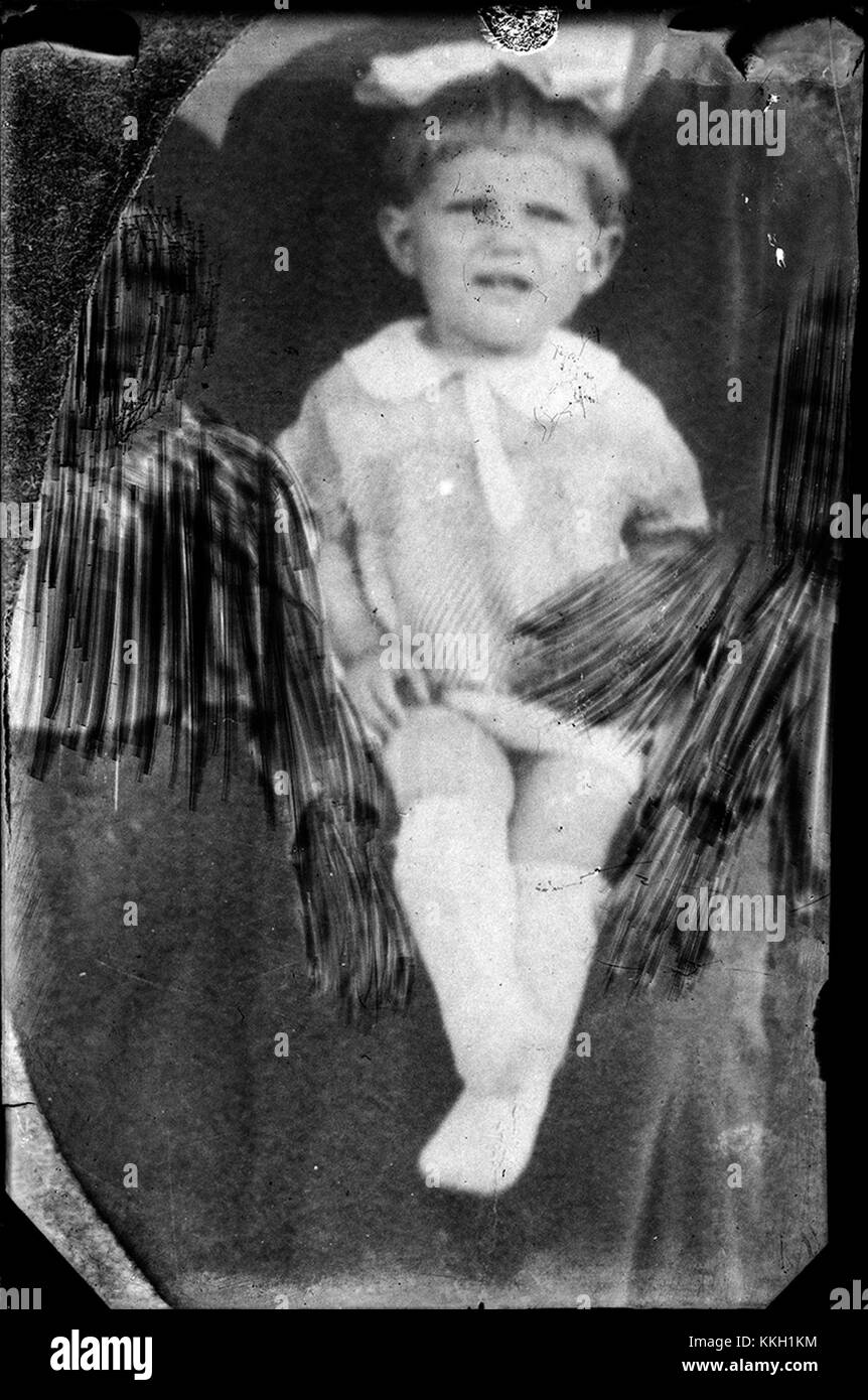 Questo ritratto cattura un bambino, datato 12 dicembre 2013, che mostra il soggetto in modo artistico e senza tempo. Il ritratto è probabilmente parte di una collezione fotografica. Foto Stock Questo ritratto cattura un bambino, datato 12 dicembre 2013, che mostra il soggetto in modo artistico e senza tempo. Il ritratto è probabilmente parte di una collezione fotografica. Foto Stock