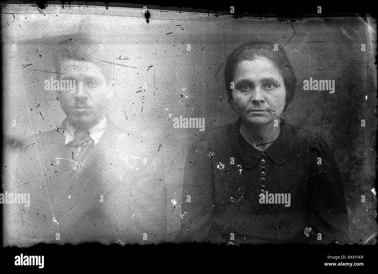 L'immagine intitolata "2 imagini: Portrete CA 20131212" presenta due ritratti realizzati nel 2013. Questi ritratti catturano individui e sono una rappresentazione significativa della fotografia di questo periodo. Foto Stock