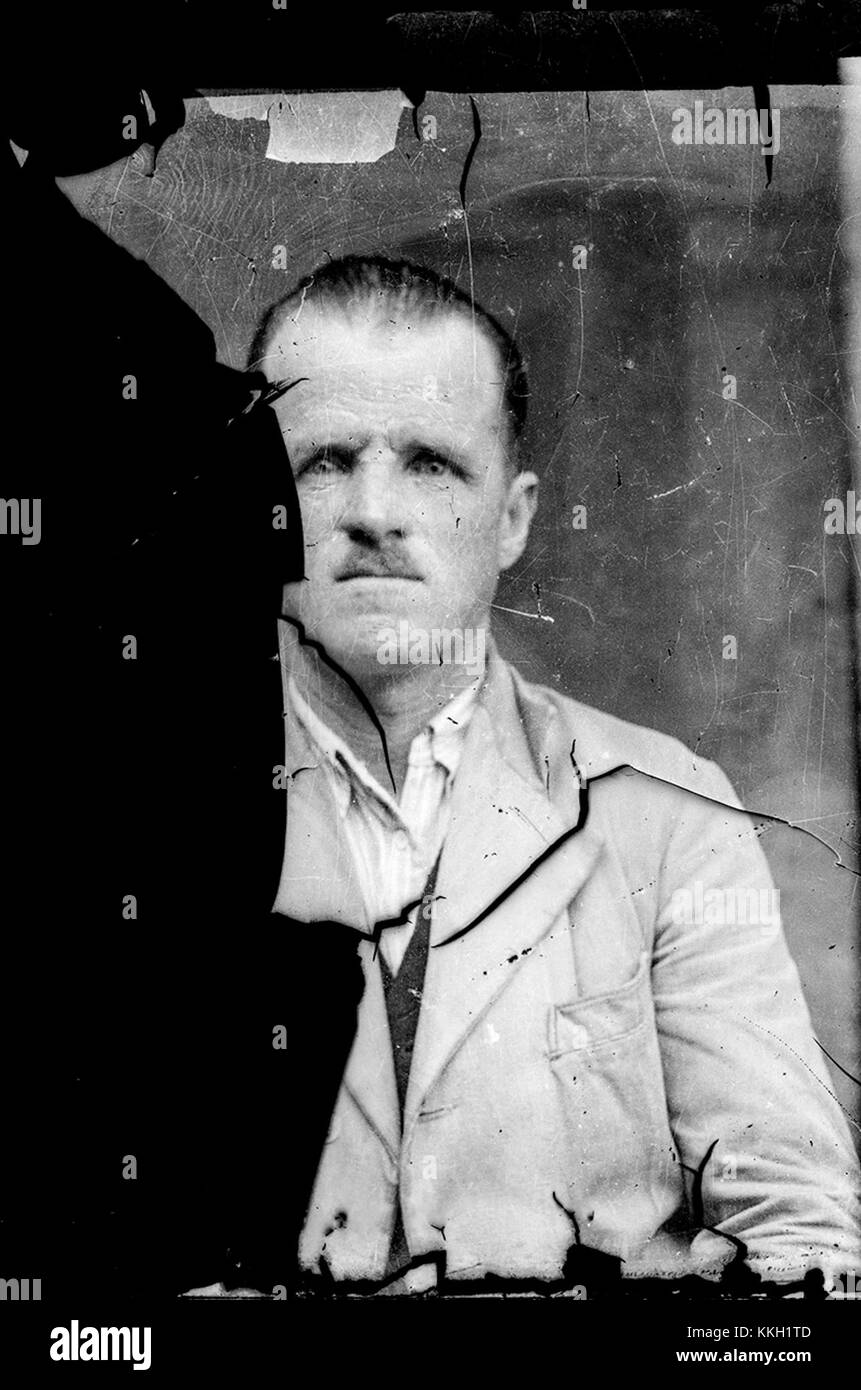 Questa serie di immagini presenta due ritratti scattati il 14 dicembre 2013. I ritratti catturano momenti di espressione personale e identità. Foto Stock