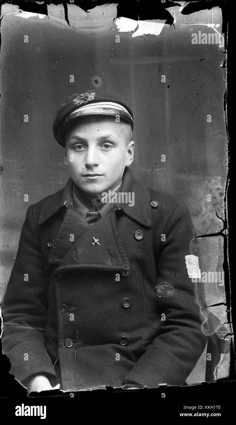 Una fotografia raffigurante una persona in uniforme, parte di una serie più grande scattata nel 2013. L'immagine cattura probabilmente un momento cerimoniale o professionale. Foto Stock
