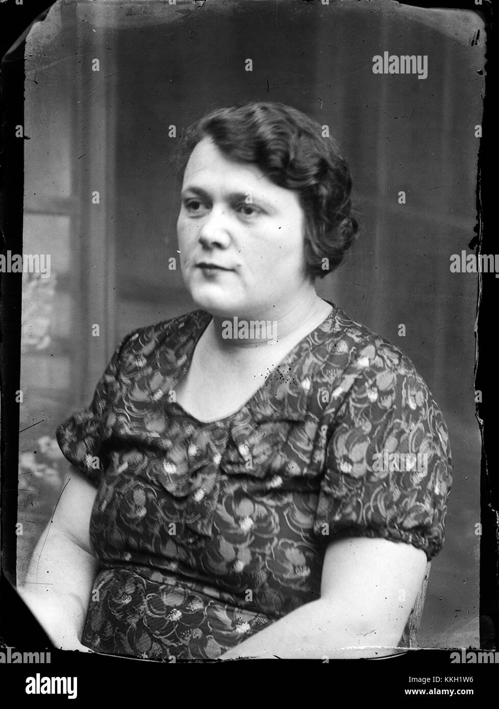 Questa immagine cattura una donna (Femeie) in un momento dal dicembre 2013, evidenziando un momento sincero nella vita quotidiana. La foto, scattata il 15 dicembre, riflette la semplicità e la profondità delle esperienze quotidiane. Foto Stock