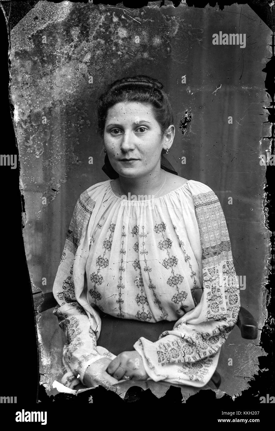 L'immagine raffigura una donna che indossa un tradizionale costume popolare rumeno, datato 17 dicembre 2013. Questo tipo di costume rappresenta il patrimonio culturale rumeno, caratterizzato da ricami intricati e colori vivaci. Foto Stock