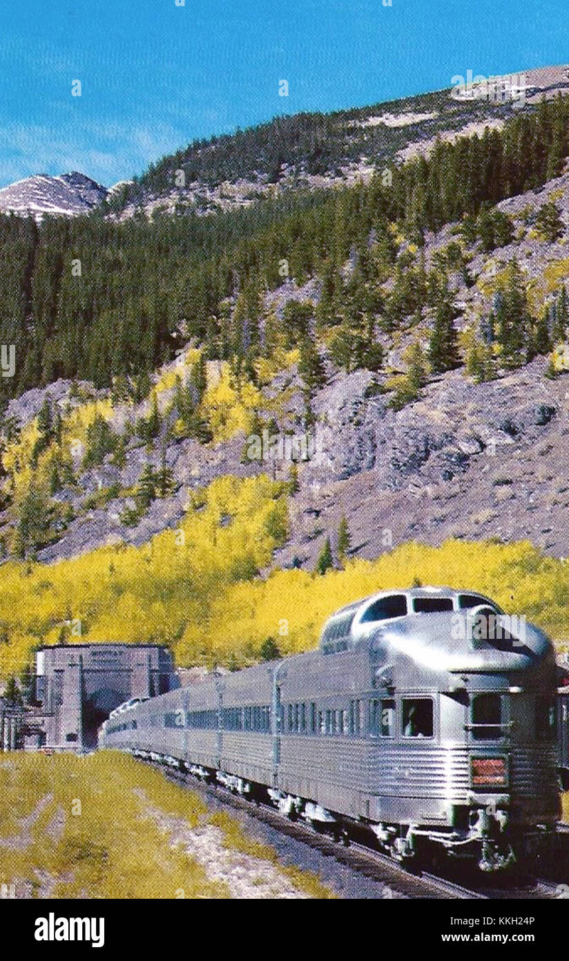 Il California Zephyr è un noto treno passeggeri americano che viaggia attraverso il Moffat Tunnel, una caratteristica fondamentale del percorso tra Denver e Salt Lake City. Foto Stock