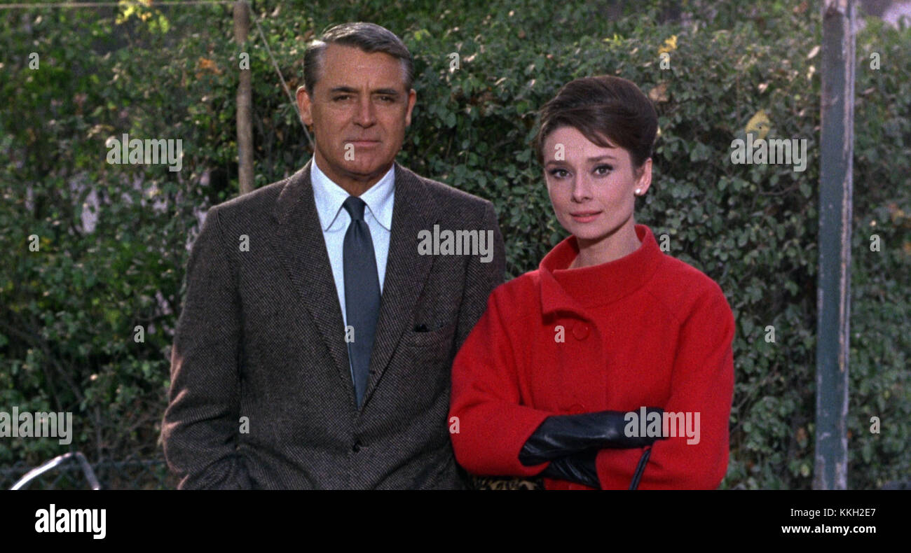Cary Grant e Audrey Hepburn hanno recitato insieme nel film classico del 1963 "Charade". Le loro esibizioni in questo romantico thriller comico sono state lodate, con Grant che interpreta un personaggio affascinante ma misterioso e Hepburn che interpreta una donna coinvolta in una situazione complessa. Il film è noto per l'arguzia, la suspense e l'iconico abbinamento delle due stelle. Foto Stock