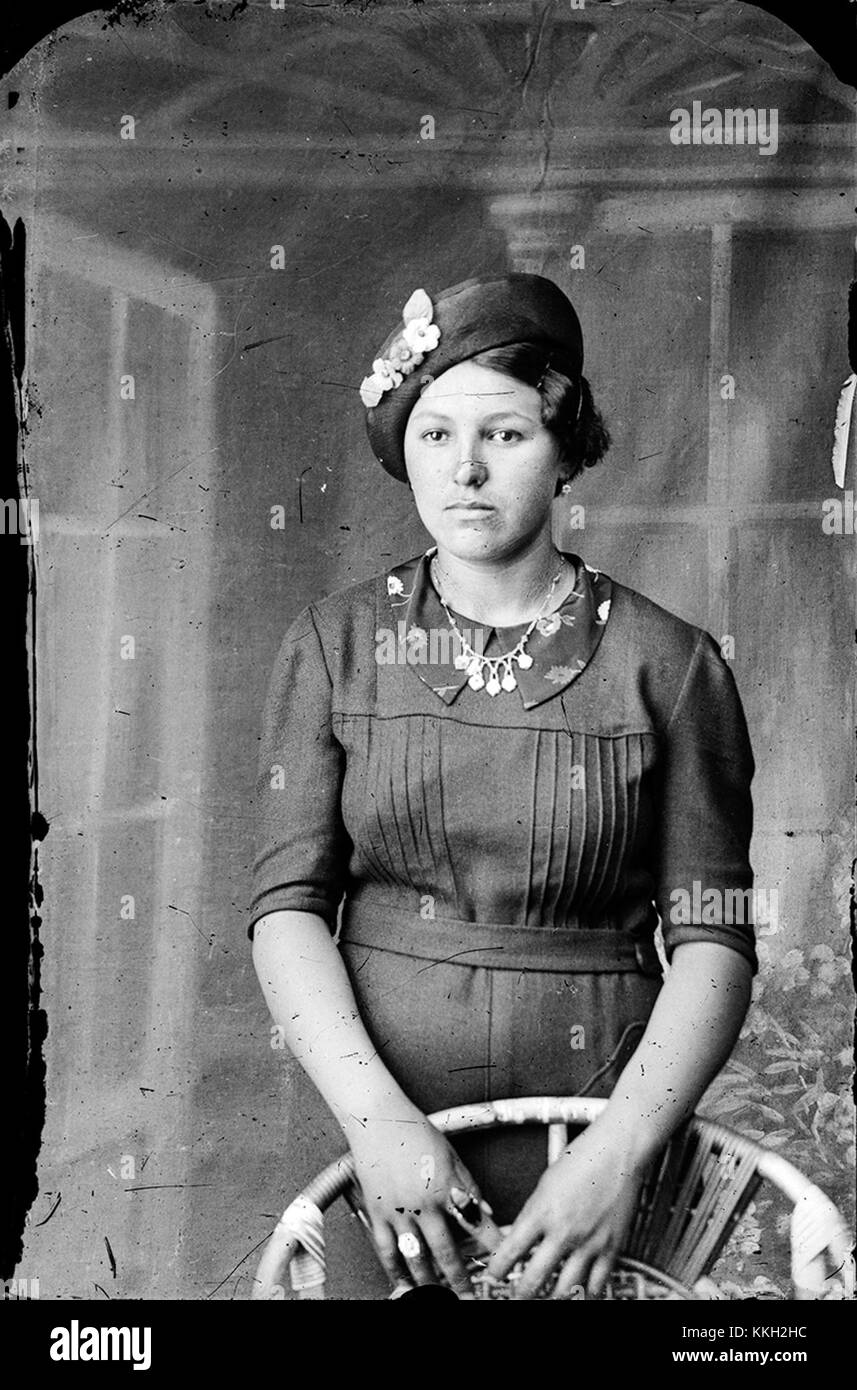 Fata cu palarie CA 2014 è una fotografia che cattura una donna che indossa un cappello, forse una dichiarazione storica o di moda, che riflette gli stili di abbigliamento dei primi anni del XXI secolo. Foto Stock
