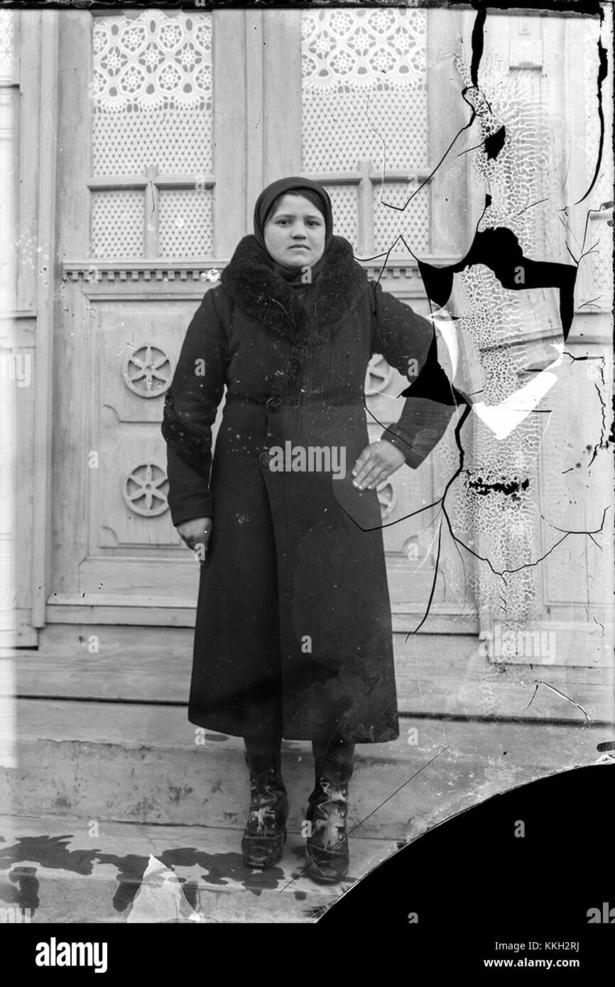 Questo set di immagini, intitolato "2 imagini: Portrete", presenta ritratti catturati nel 2014, che riflettono le tendenze artistiche e fotografiche di quel tempo. Le fotografie evidenziano il ritratto come una forma d'arte, sottolineando la composizione e lo stile. Foto Stock