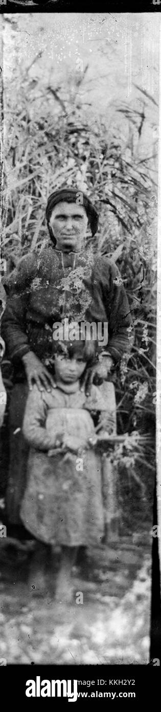 Questo set di immagini mostra ritratti e riproduzioni dei primi anni '2010, catturando uno sguardo alle opere artistiche di quell'epoca. Le fotografie riflettono diversi stili artistici e offrono una panoramica sulla ritrattistica moderna. Foto Stock