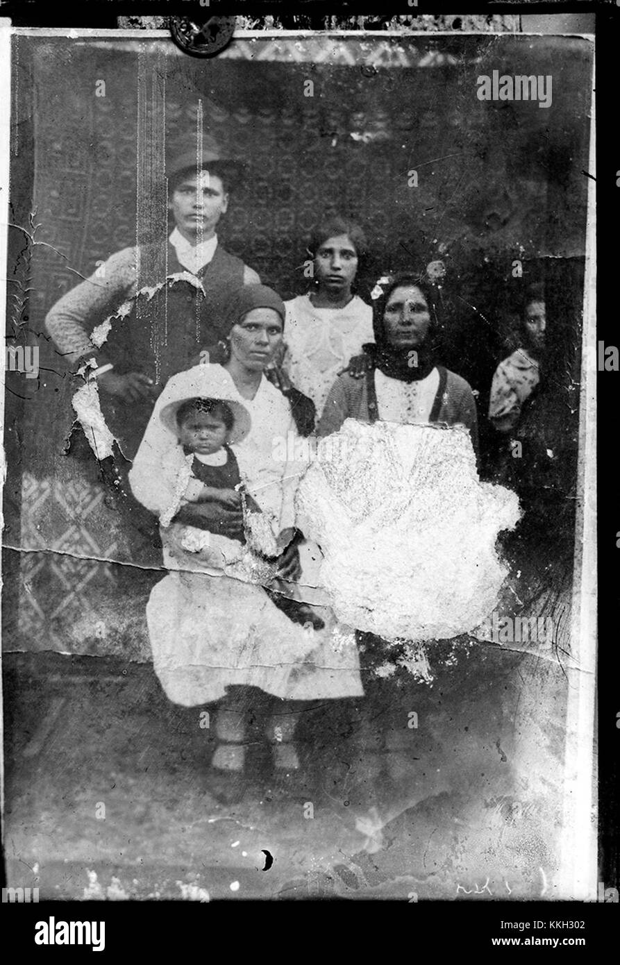 Questo titolo si riferisce a tre immagini di ritratti, probabilmente riproduzioni di una mostra o di una collezione. Le immagini si concentrano sulla ritrattistica, offrendo informazioni sulla storia visiva e sulle rappresentazioni artistiche degli individui. Foto Stock