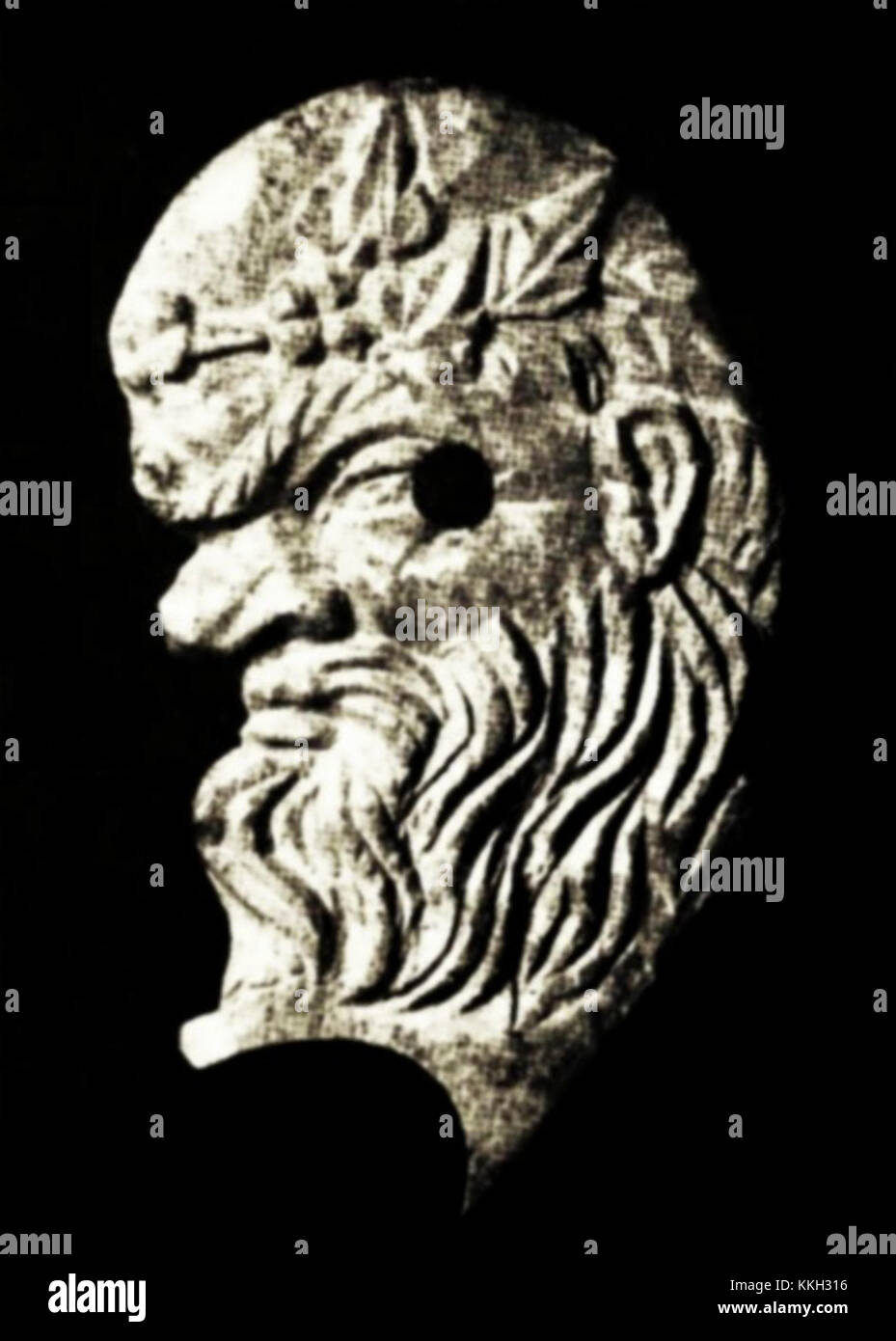 La testa di Sileno, una figura della mitologia greca, raffigurata in profilo, è una significativa rappresentazione dell'arte antica. L'artefatto cattura le caratteristiche dettagliate di Sileno, un compagno di Dioniso. Foto Stock