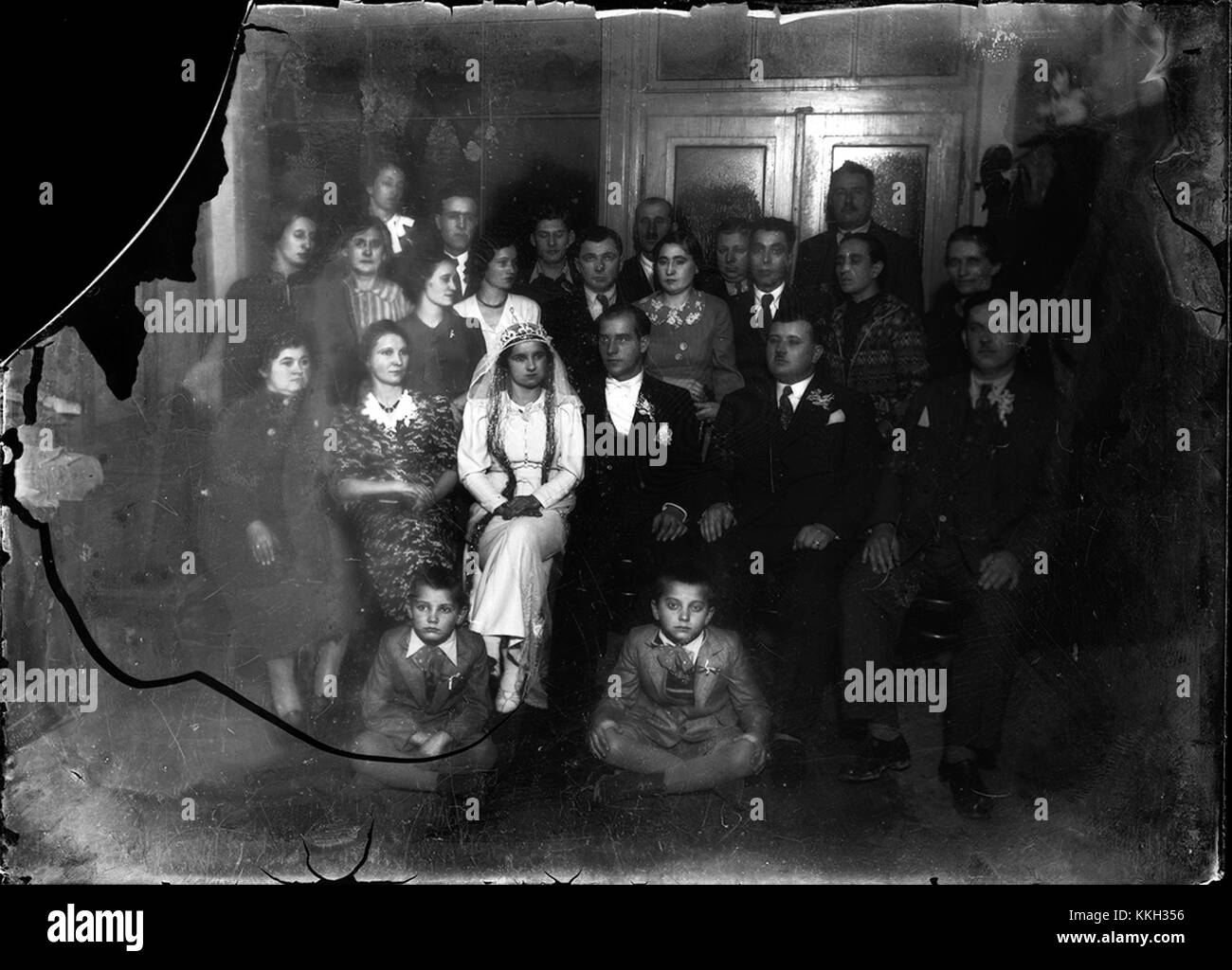 L'immagine intitolata "Nunta?i CA 20140125" cattura una scena di matrimonio, probabilmente scattata in Romania, mostrando abiti e costumi tradizionali tipici dei matrimoni rumeni. La scena riflette le celebrazioni culturali e le tradizioni regionali del matrimonio. Foto Stock