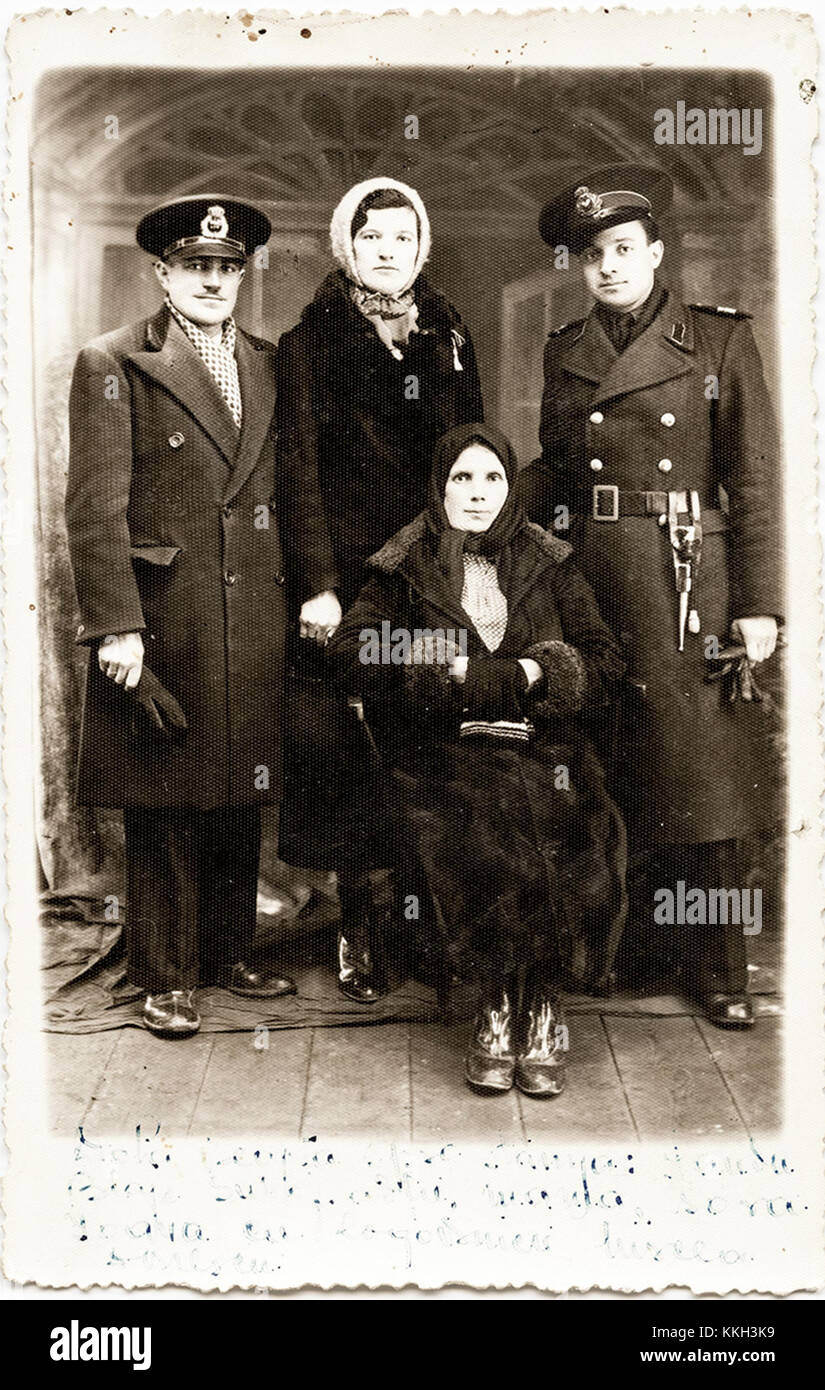 Una foto di famiglia del 2014, con Sandu Blaj, un sergente dell'aviazione, sua madre, sorella Ioana con il suo fiancÃ© Mircea Dinescu. Cattura un momento personale e familiare nel tempo. Foto Stock