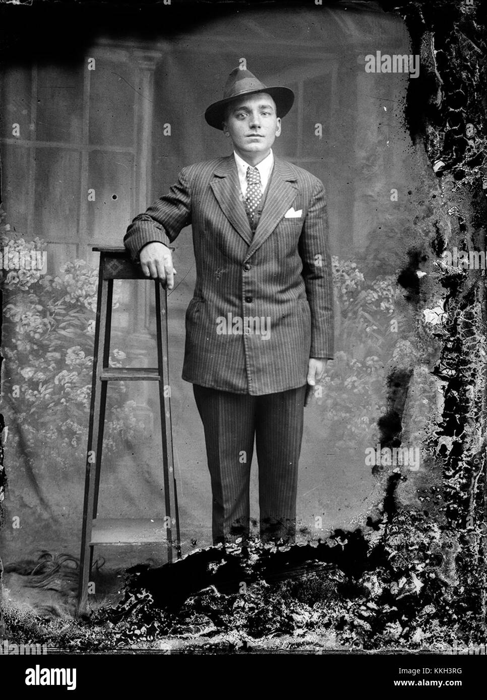 L'immagine dell'8 febbraio 2014 mostra un individuo che indossa un abito e un cappello, incarnando uno stile di moda classico. La fotografia cattura l'eleganza e la formalità dell'abbigliamento tradizionale, che rimane una parte significativa dei codici di abbigliamento culturale in varie parti del mondo. Foto Stock