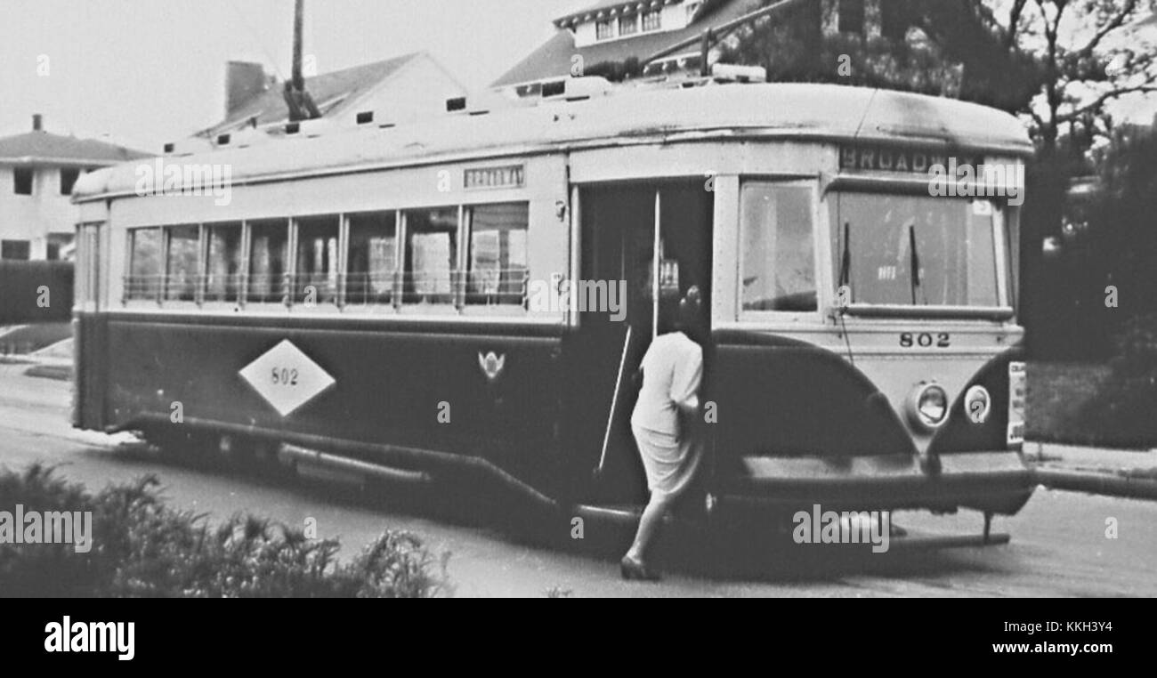 Il tram di Broadway fa parte dello storico sistema di transito che operava lungo Broadway nelle principali città, fornendo trasporto a residenti e visitatori. Questo tram riflette i mezzi di trasporto pubblici d'epoca degli inizi del XX secolo. Foto Stock