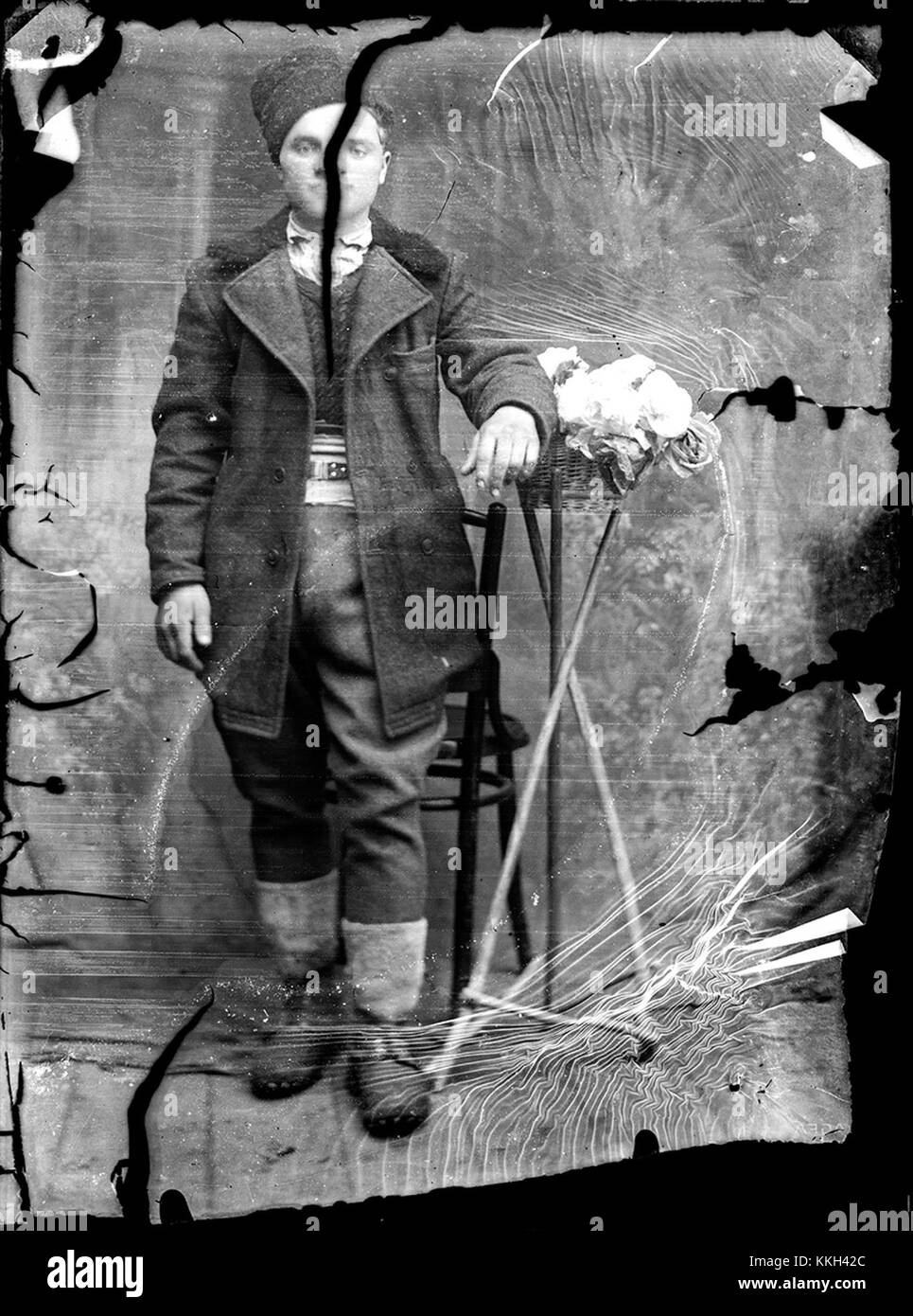 L'immagine raffigura un uomo tradizionale rumeno che indossa un cappello e un abbigliamento invernale, mettendo in risalto il patrimonio culturale e l'abbigliamento tradizionale della Romania durante i mesi invernali. Foto Stock