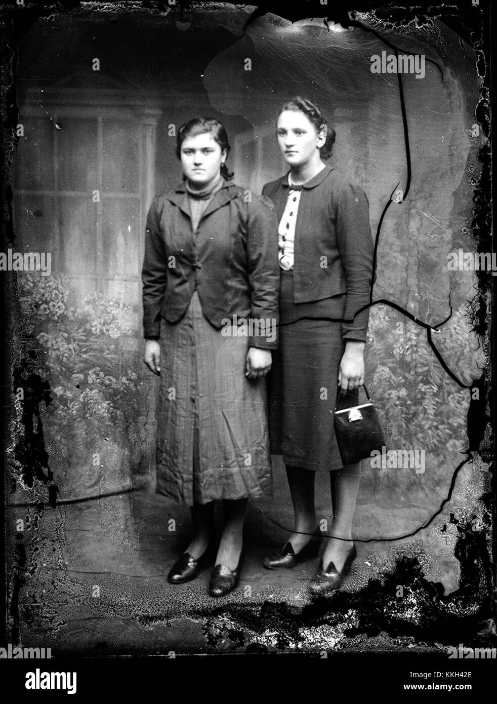 Questa immagine raffigura due giovani donne catturate in un momento sincero, scattato nel febbraio 2014, che mostra la vita quotidiana e la moda contemporanea. Foto Stock