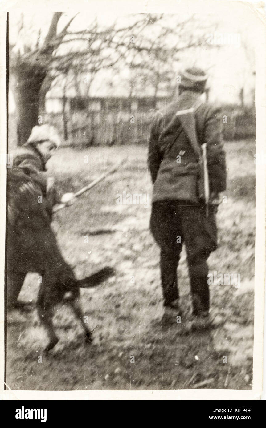 Una fotografia del 18 febbraio 2014, con un poliziotto rumeno (Milițian) in corso di addestramento canino. L'immagine fa parte della collezione personale di Pșlaru Bogdan Cosmin e mostra l'impegno dell'ufficiale nello sviluppo professionale insieme ai cani della polizia. Foto Stock