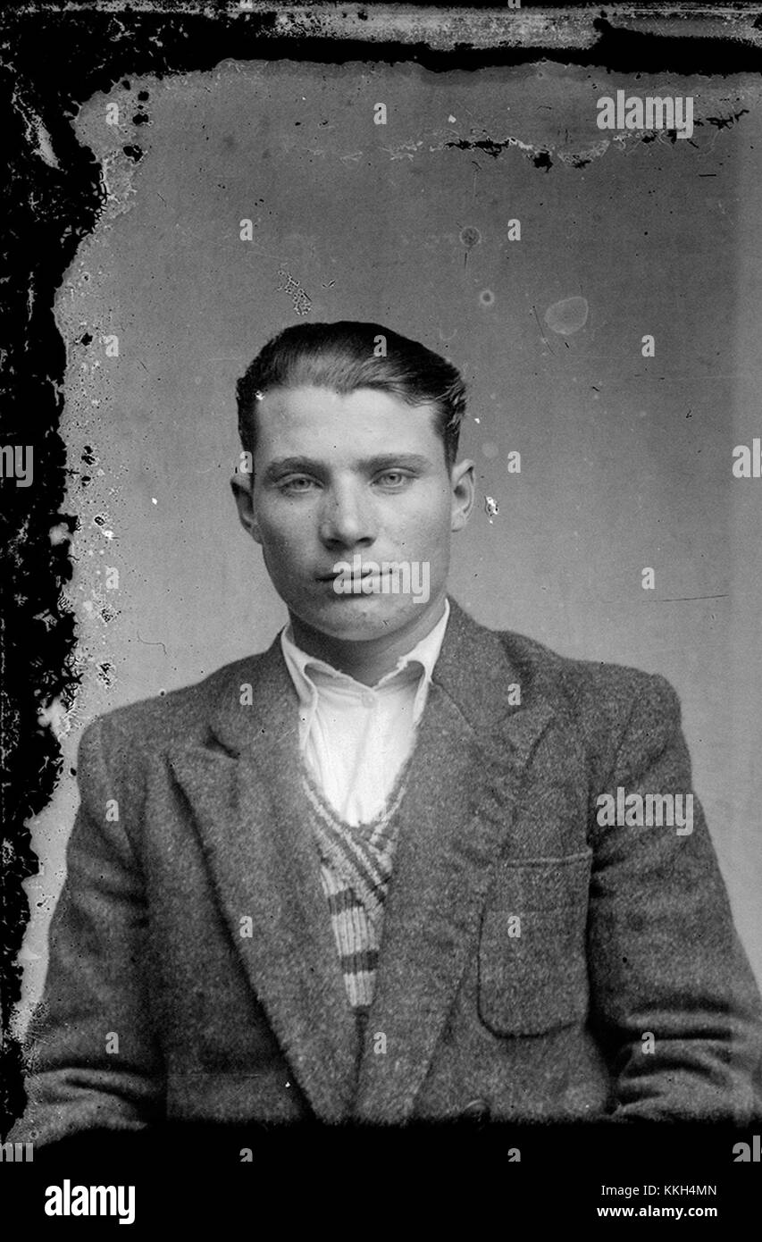 3 imagini: Portrete CA 20140222 è una serie di tre immagini con ritratti realizzati intorno al febbraio 2014. Queste immagini catturano diversi soggetti in formato verticale, probabilmente da una sessione fotografica professionale o artistica, mostrando i soggetti in composizioni chiare e focalizzate. Foto Stock