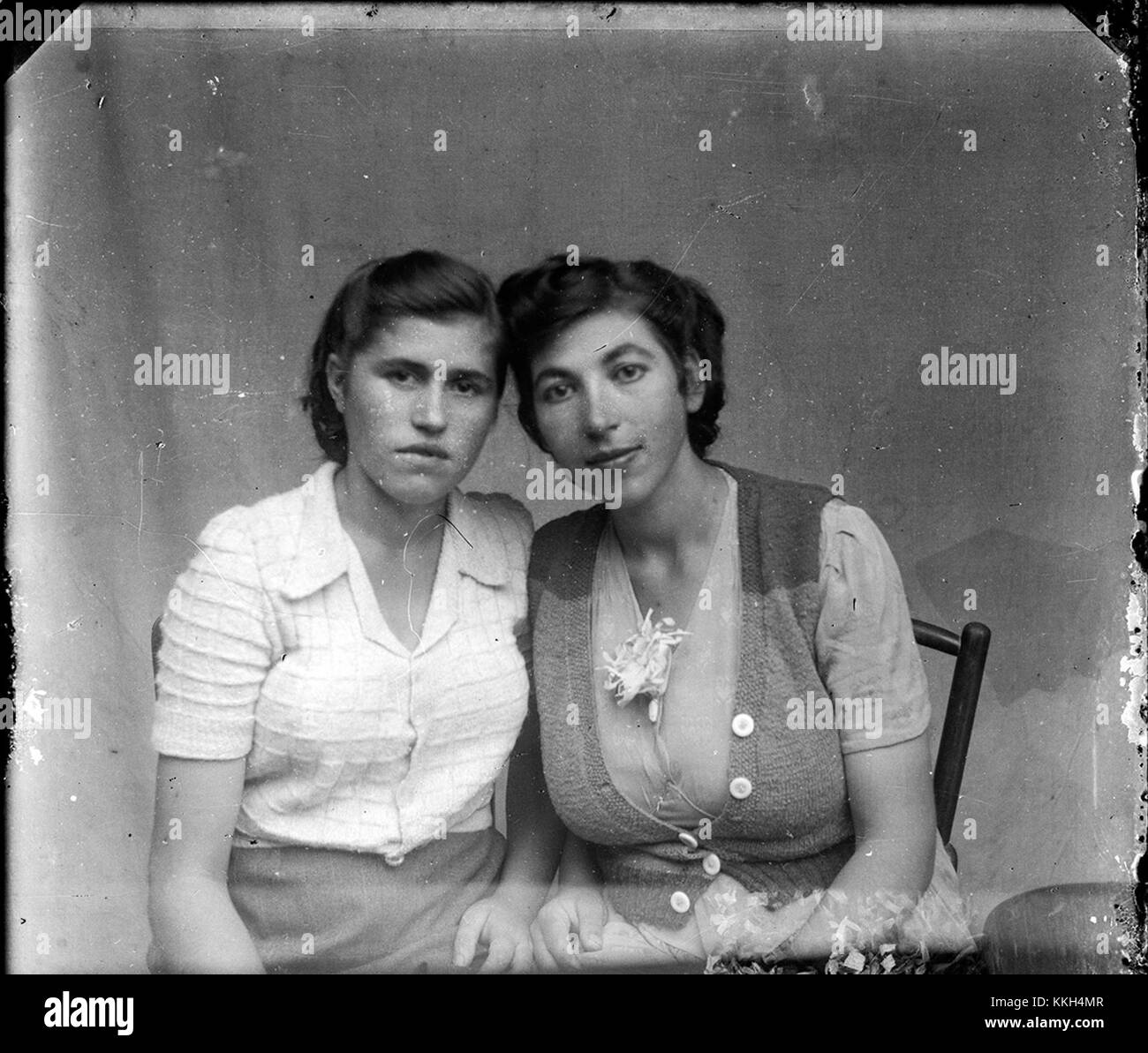 Questa immagine, scattata il 22 febbraio 2014, presenta due ritratti. La fotografia cattura l'essenza dell'espressione e dello stile individuali, riflettendo le tecniche fotografiche e le pratiche artistiche del tempo. Foto Stock