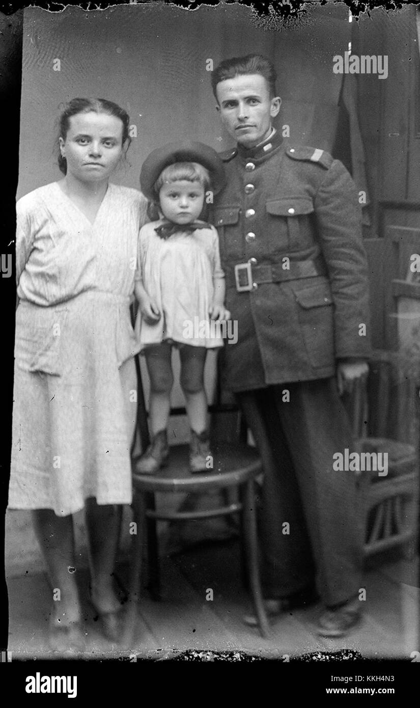 "3 imagini: Portrete CA 20140222" si riferisce a una serie di tre ritratti, potenzialmente scattati intorno al febbraio 2014. Le foto possono catturare individui, paesaggi o rappresentazioni tematiche di quel periodo di tempo. Foto Stock