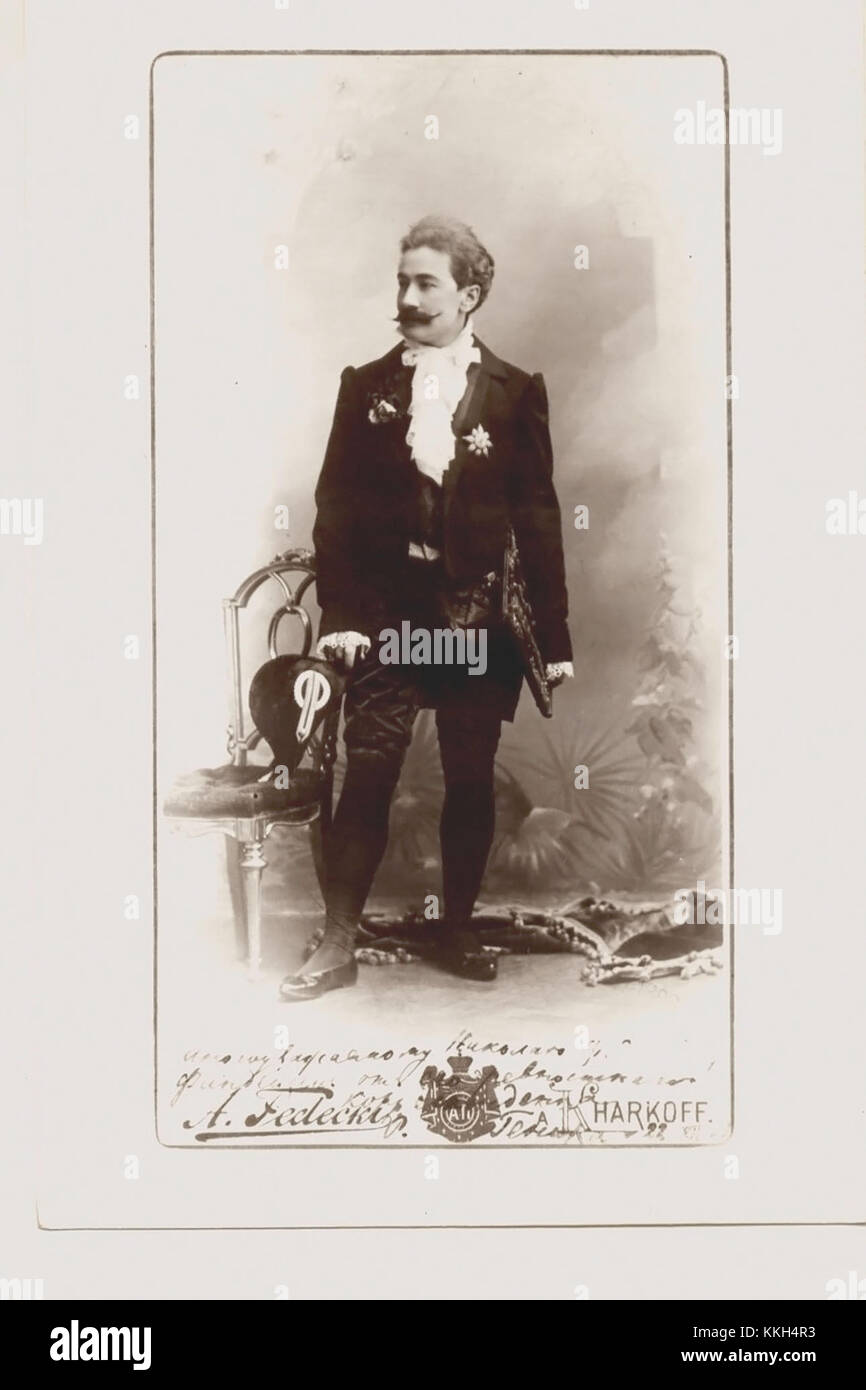 Genika R.V. è un marchio di veicoli ricreativi noto per la produzione di case mobili e rimorchi per la vita all'aperto. Questi veicoli sono progettati per viaggi, campeggio e soggiorni prolungati, offrendo comfort e praticità in vari ambienti esterni. Il marchio è riconosciuto per la sua struttura resistente e di alta qualità. Foto Stock