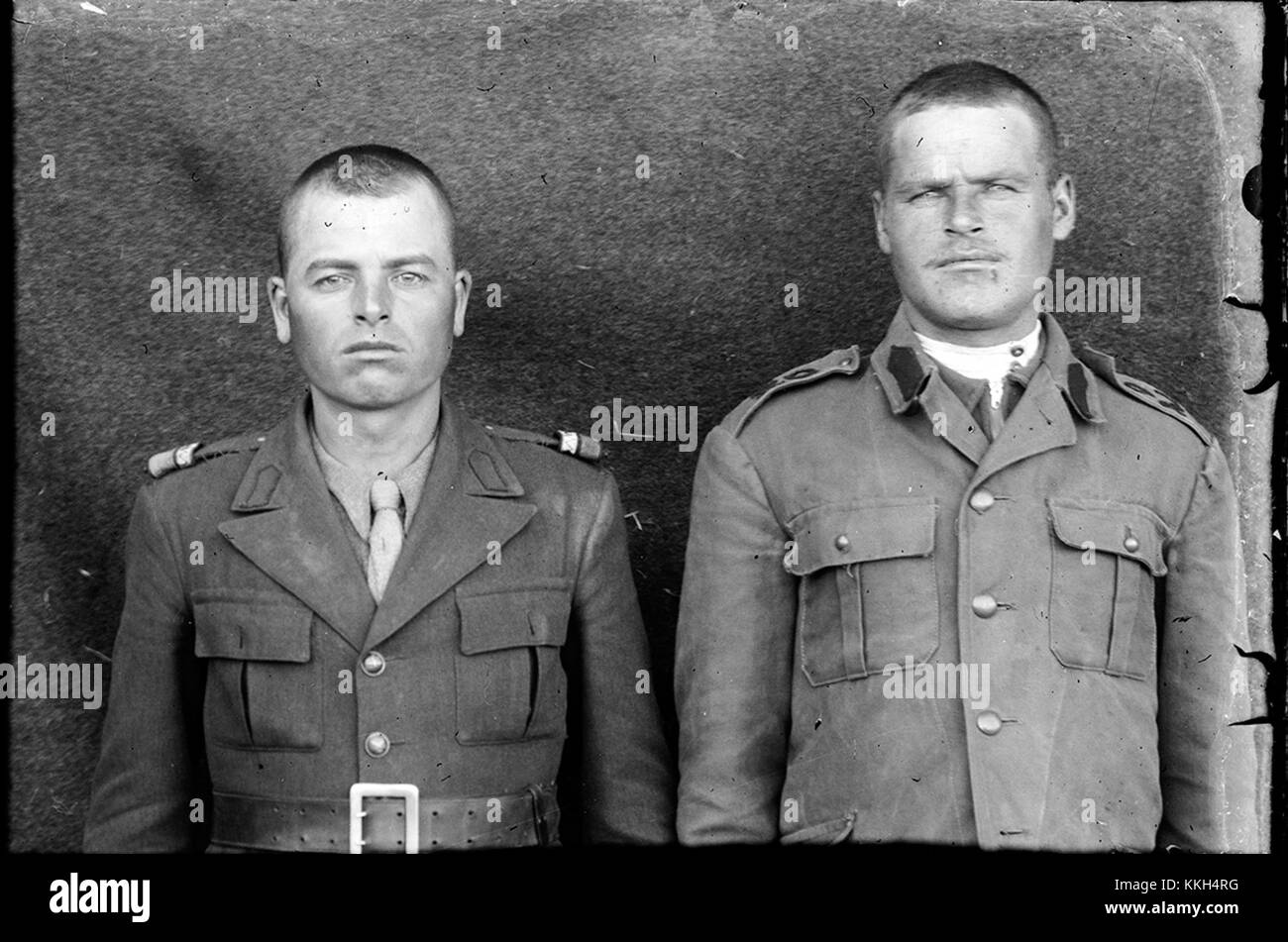 Questa immagine intitolata "3 imagini: militari" cattura tre figure militari, probabilmente durante un evento o un'azione nel 2014. La fotografia evidenzia il servizio militare, le uniformi e il potenziale significato storico o culturale. Foto Stock