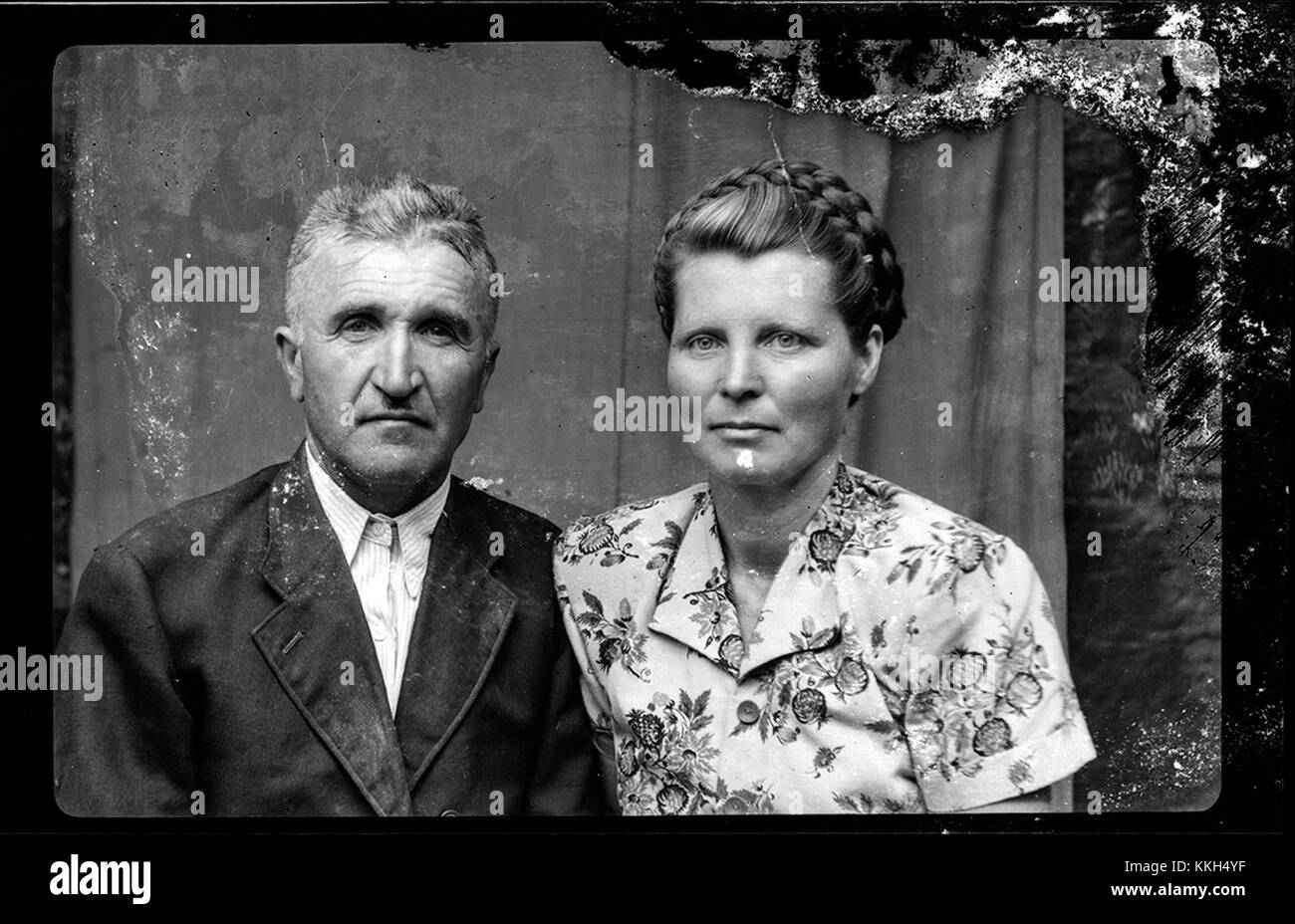 Una fotografia planfilm intitolata "Cuplu", scattata il 27 febbraio 2014. Questa fotografia esplora il tema della connessione intima, fornendo una rappresentazione visiva del soggetto attraverso un'attenta composizione e illuminazione. Foto Stock