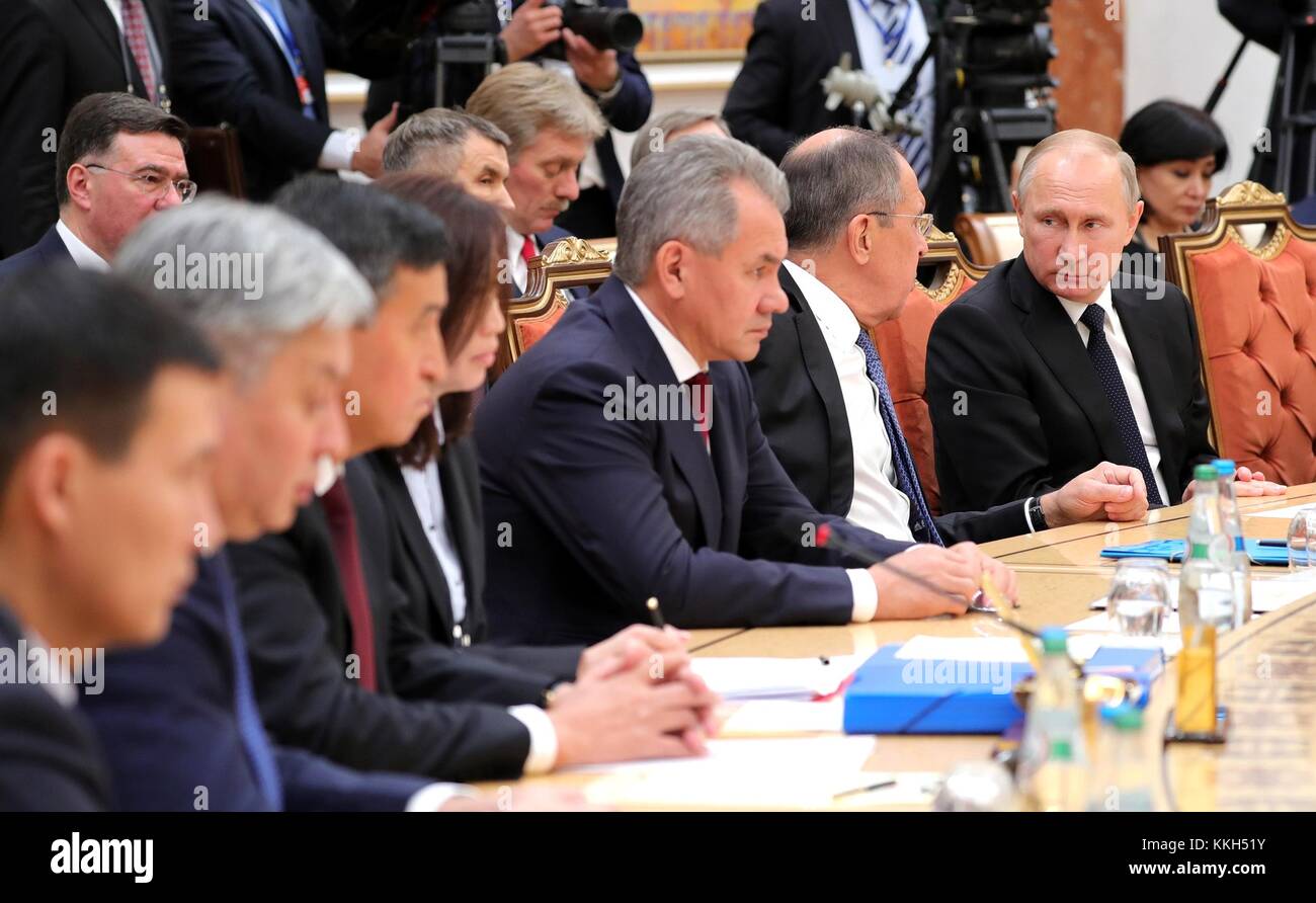 Minsk, Bielorussia. 30 nov, 2017. Il presidente russo Vladimir Putin chat con il ministro degli esteri Sergei Lavrov, sinistra, prima dell'inizio del collettivo riunione del consiglio di sicurezza del vertice csto novembre 30, 2017 a Minsk, Bielorussia. Credito: planetpix/alamy live news Foto Stock