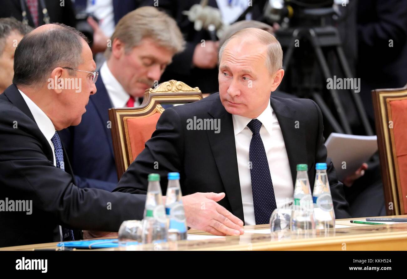 Minsk, Bielorussia. 30 novembre 2017. Il presidente russo Vladimir Putin parla con il ministro degli Esteri Sergei Lavrov, lasciato, prima dell'inizio della riunione collettiva del Consiglio di sicurezza del Vertice CSTO del 30 novembre 2017 a Minsk, Bielorussia. Crediti: Planetpix/Alamy Live News Foto Stock