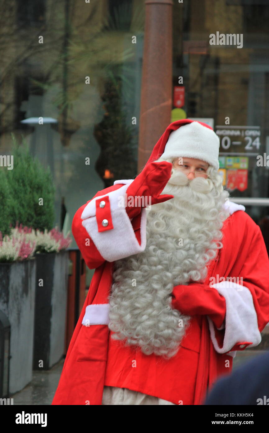 Helsinki, Finlandia. 30 novembre 2017. Babbo Natale saluta il Principe William a Esplanadi Park. Heini Kettunen/Alamy Live News Foto Stock