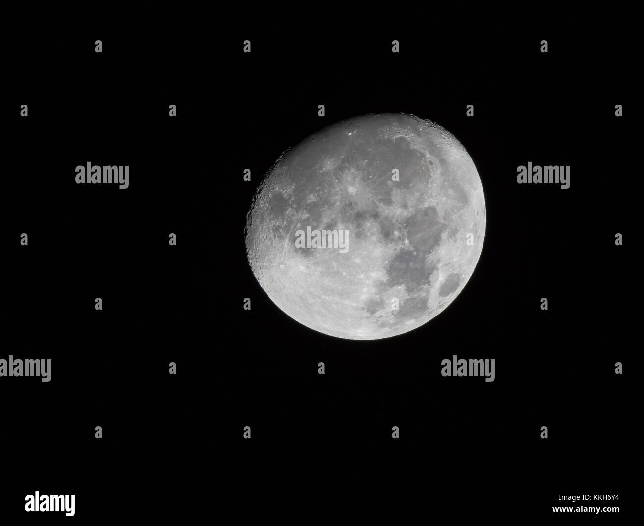 Kidderminster, Regno Unito. Il 1 dicembre del 2017. Regno Unito meteo: come abbiamo ufficialmente il benvenuto all'inizio dell'inverno meteorologico il 1 dicembre, un luminoso waxing gibbous moon è testimoniato nei cieli di tutto il Regno Unito. Con una illuminazione di 86% nelle prime ore del mattino di venerdì, questa fase è un precursore della Luna Piena atteso su dicembre 3rd. Credito: Lee Hudson/Alamy Live News Foto Stock