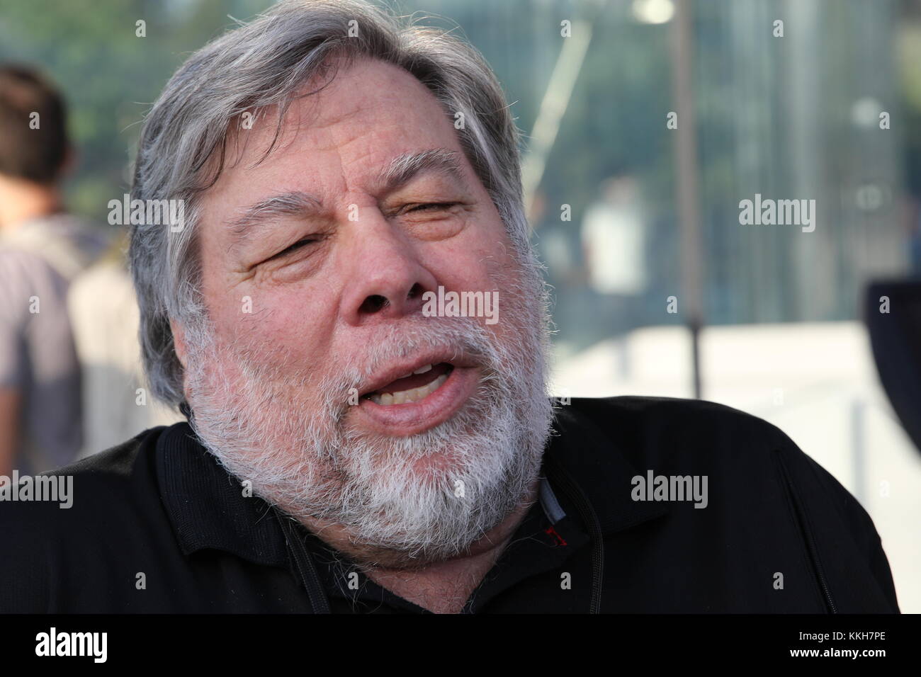 Cupertino, Stati Uniti. 12 settembre 2017. Il co-fondatore di Apple Steve Wozniak parla ai giornalisti della presentazione del nuovo iPhone X a Cupertino, Stati Uniti, 12 settembre 2017. Da giovane, Woz costruì le cosiddette Blue Boxes, con le quali il sistema telefonico poteva essere manipolato. Una Blue Box di Wozniak degli anni '70 è ora messa all'asta alla casa d'aste Bonhams di New York. - NESSUN SERVIZIO DI TELECOMUNICAZIONE - credito: Christoph Dernbach/dpa/Alamy Live News Foto Stock