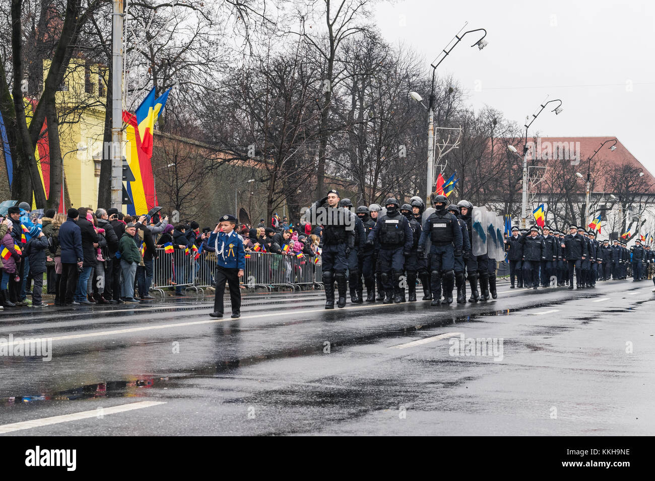 Sibiu, Romania - 1 dicembre 2017: Guardia d'onore di truppe e di prendere parte alla parata del giorno nazionale a Sibiu in Romania, Transilvania regione credito: ungureanu vadim/alamy live news Foto Stock