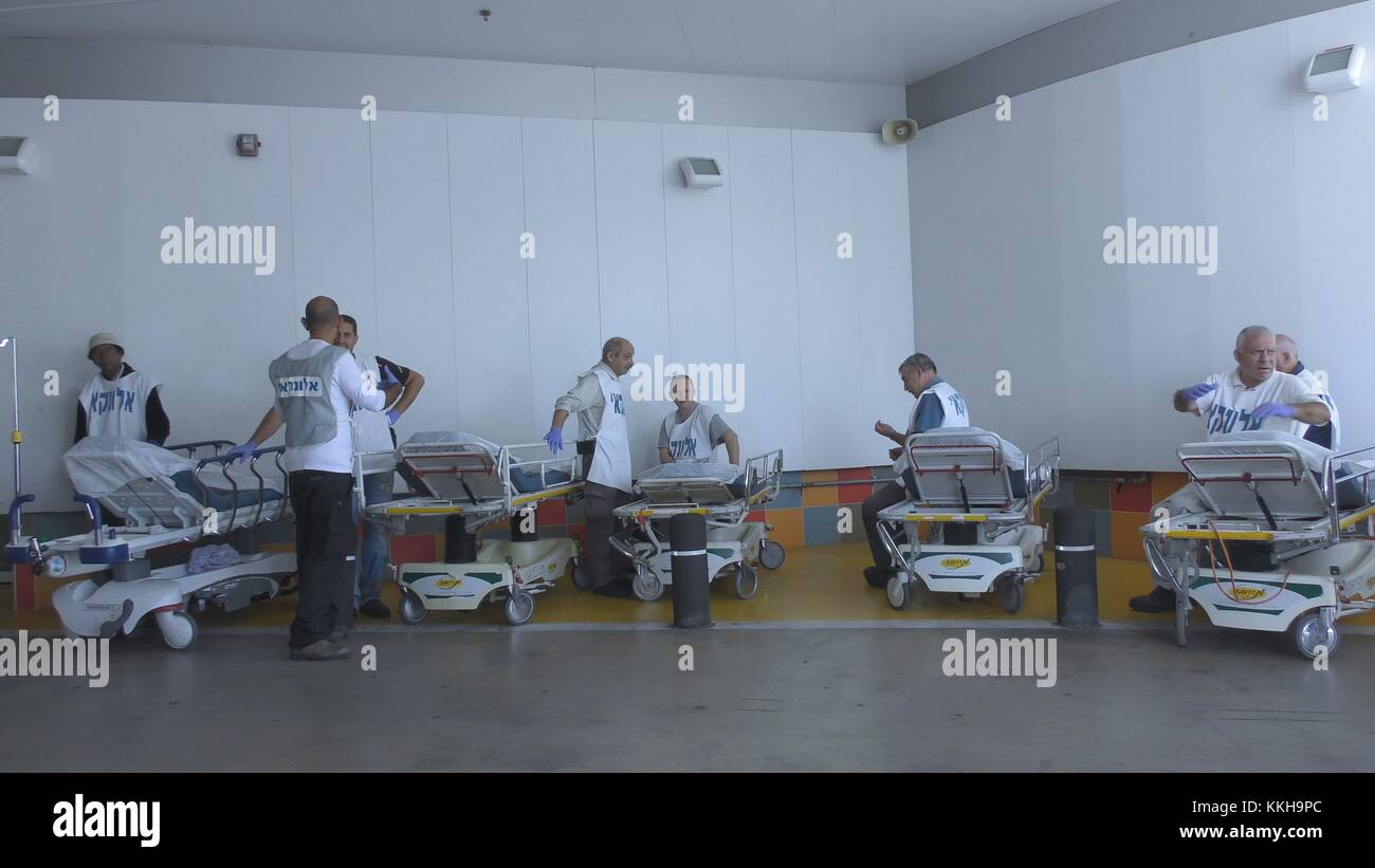 Nahariya, Israele. 30 novembre 2017. Il Galilee Medical Center ha praticato un'esercitazione di guerra, assorbendo le vittime ferite dal nord di Israele. Nahariya, Israele, ottobre 30 2017. Credito: The Fifth Kingdom/Alamy Live News Foto Stock