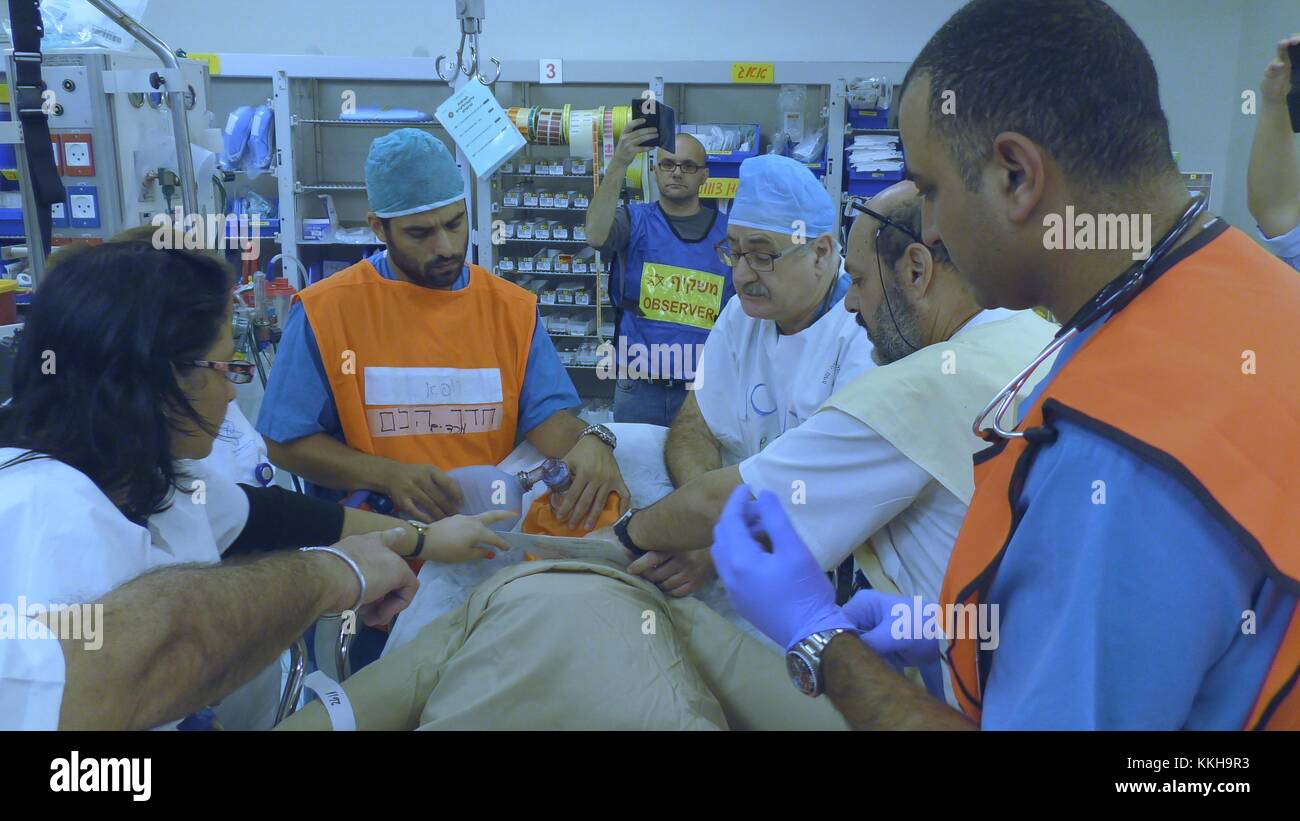 Nahariya, Israele. 30 novembre 2017. Il Galilee Medical Center ha praticato un'esercitazione di guerra, assorbendo le vittime ferite dal nord di Israele. Nahariya, Israele, ottobre 30 2017. Credito: The Fifth Kingdom/Alamy Live News Foto Stock