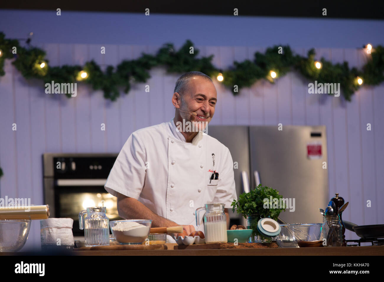 Birmingham, Regno Unito. 01 Dic, 2017. Michel Roux Jr in la grande cucina facendo una demo di cucina presso la BBC Good Food Show al NEC di Birmingham. Credito: Steven roe/Alamy Live News Foto Stock