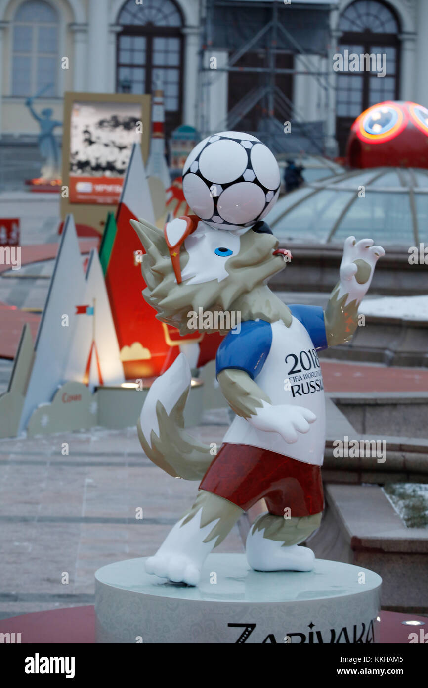 Moskau, Russland. 29 Nov 2017. Der Kreml con dem Wolf Zabivaka, Maskottchen der Fussball- WM 2018. Feature/Schmuckbild/Hintergrund/Hintergrundbild. Fussball: Auslosung zur FIFA- Fussball Weltmeisterschaft 2018 a Moskau, Russland 01.12.2017 - Calcio, pareggio per la Coppa del mondo FIFA 2018, Mosca, 01 dicembre 2017 |utilizzo in tutto il mondo Credit: dpa/Alamy Live News Foto Stock