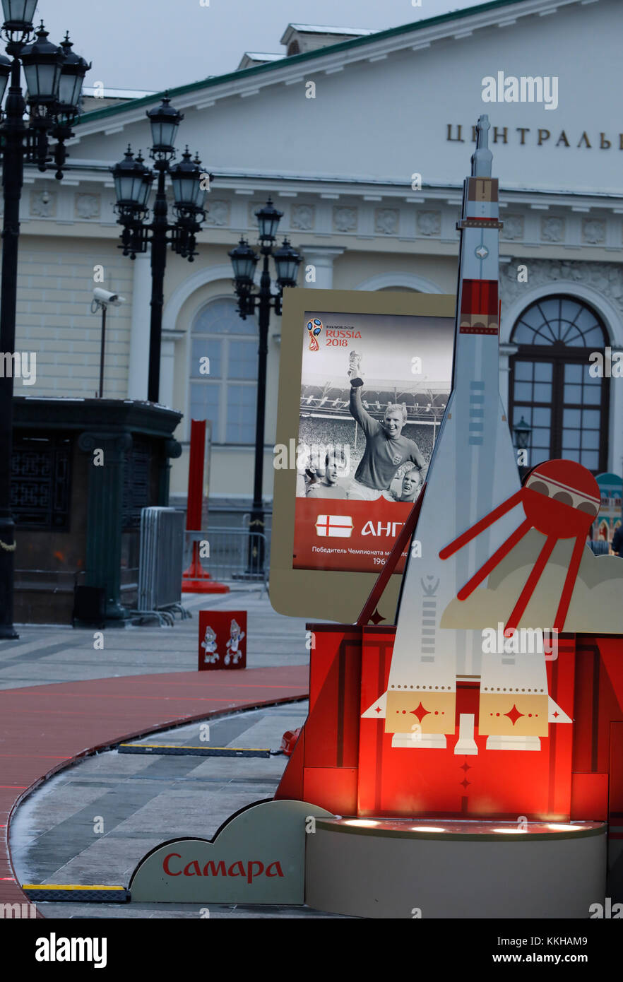 Moskau, Russland. 29 Nov 2017. WM 2018 Logos e Plakate a Moskau. Feature/Schmuckbild/Hintergrund/Hintergrundbild. Fussball: Auslosung zur FIFA- Fussball Weltmeisterschaft 2018 a Moskau, Russland 01.12.2017 - Calcio, pareggio per la Coppa del mondo FIFA 2018, Mosca, 01 dicembre 2017 |utilizzo in tutto il mondo Credit: dpa/Alamy Live News Foto Stock