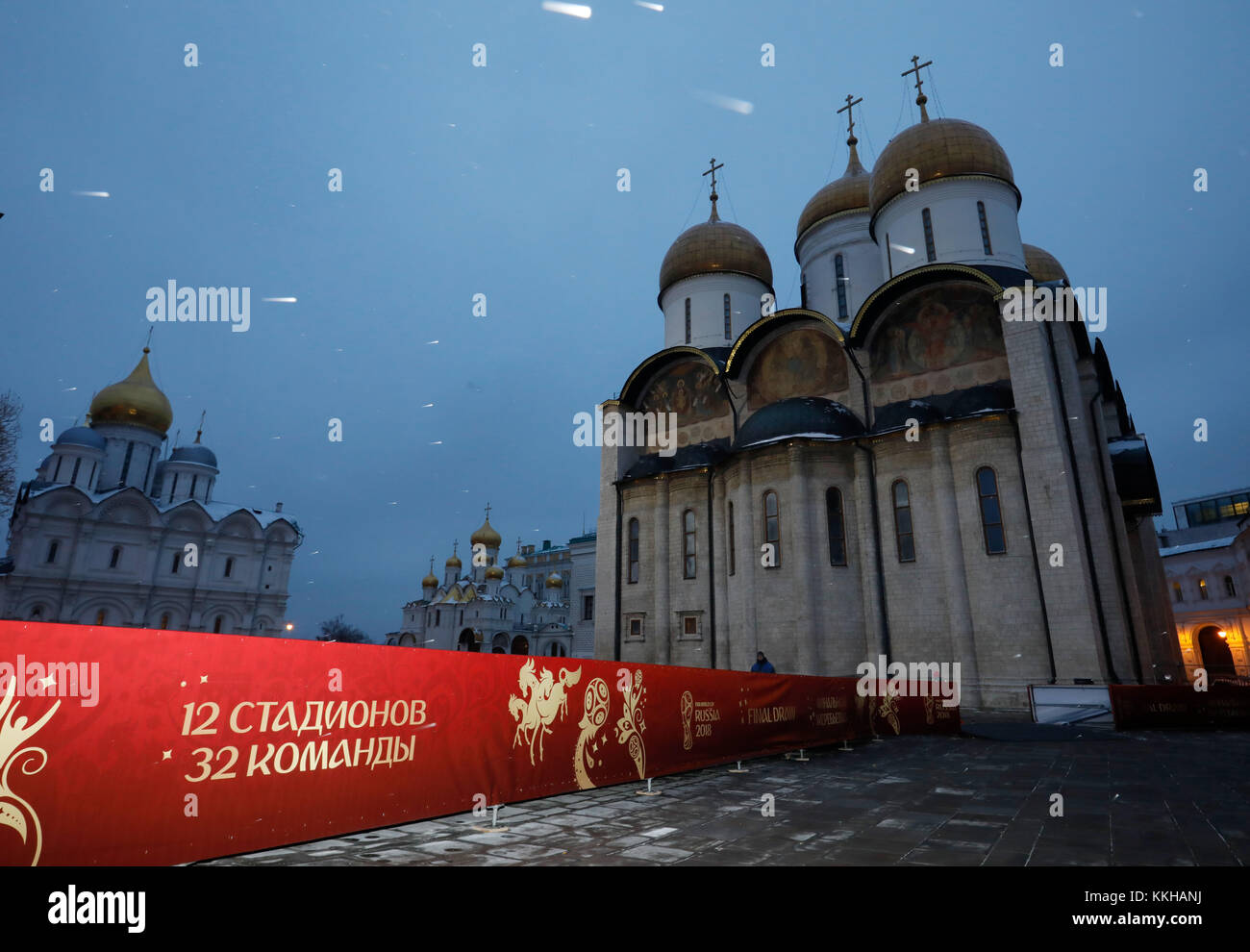 Moskau, Russland. 29 Nov 2017. Moskau Stadtansicht con Plakaten zur WM 2018. Feature/Schmuckbild/Hintergrund/Hintergrundbild. Fussball: Auslosung zur FIFA- Fussball Weltmeisterschaft 2018 a Moskau, Russland 01.12.2017 - Calcio, pareggio per la Coppa del mondo FIFA 2018, Mosca, 01 dicembre 2017 |utilizzo in tutto il mondo Credit: dpa/Alamy Live News Foto Stock