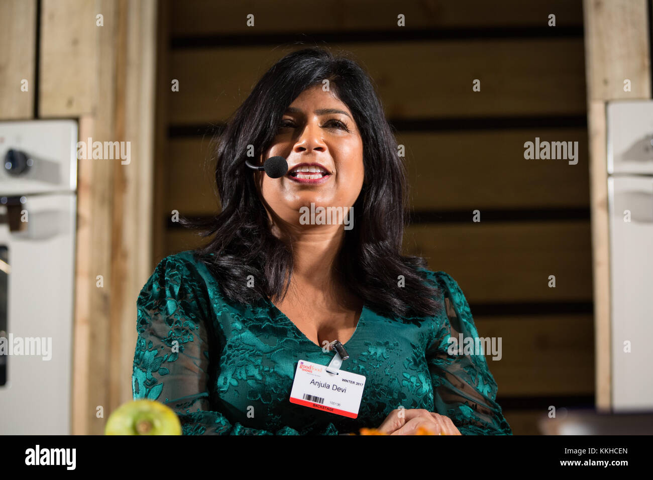 Anjula Devi sulla Winter Kitchen Stage, facendo una demo di cottura basato intorno alle spezie Credito: Steven roe/Alamy Live News Foto Stock