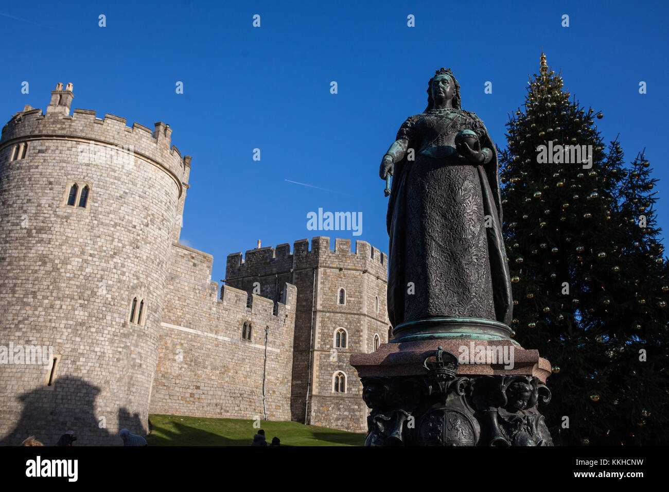 Windsor, Regno Unito. 1 dicembre, 2017. Il castello di Windsor e la statua della regina Victoria. Credito: mark kerrison/alamy live news Foto Stock