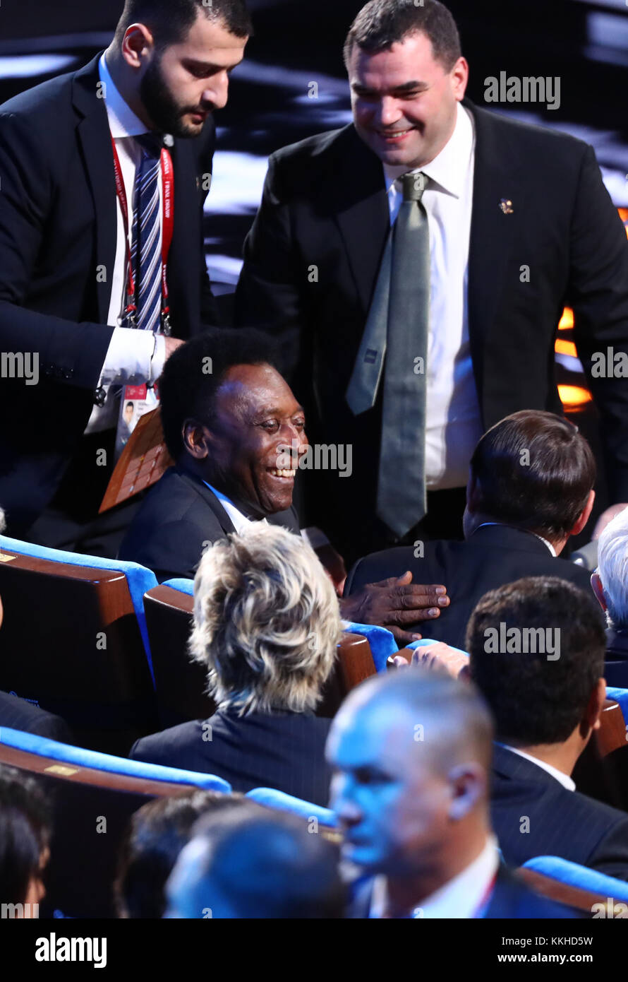 Mosca, Russia. 1 dicembre 2017. Il calciatore brasiliano Pele (C), in pensione, siede tra il pubblico durante l'estrazione della Coppa del mondo FIFA 2018 presso il Palazzo del Cremlino di Mosca, Russia, il 1° dicembre 2017. Credito: Christian Charisius/dpa/Alamy Live News Foto Stock