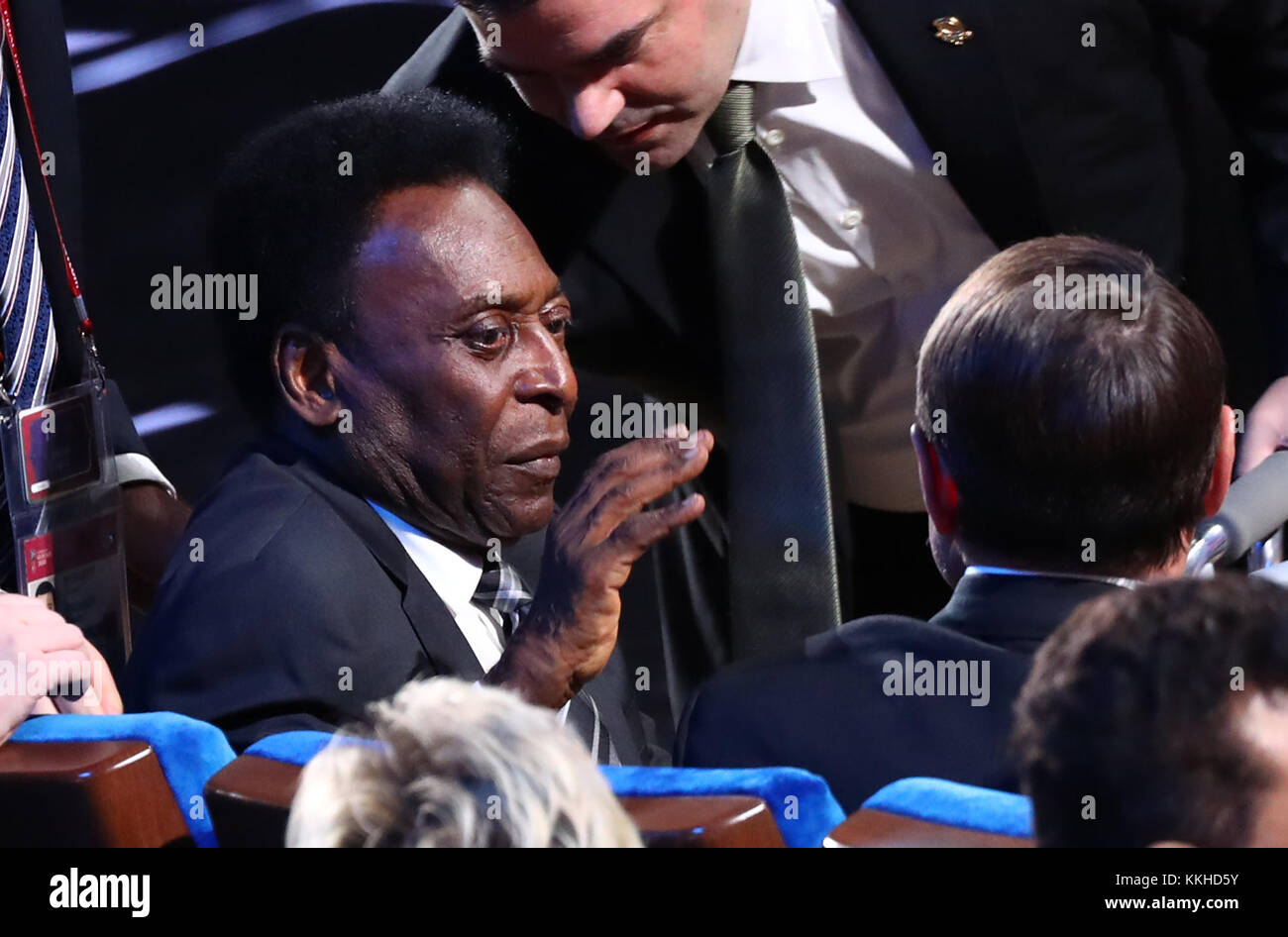 Mosca, Russia. 1 dicembre 2017. Il calciatore brasiliano Pele (C), in pensione, siede tra il pubblico durante l'estrazione della Coppa del mondo FIFA 2018 presso il Palazzo del Cremlino di Mosca, Russia, il 1° dicembre 2017. Credito: Christian Charisius/dpa/Alamy Live News Foto Stock