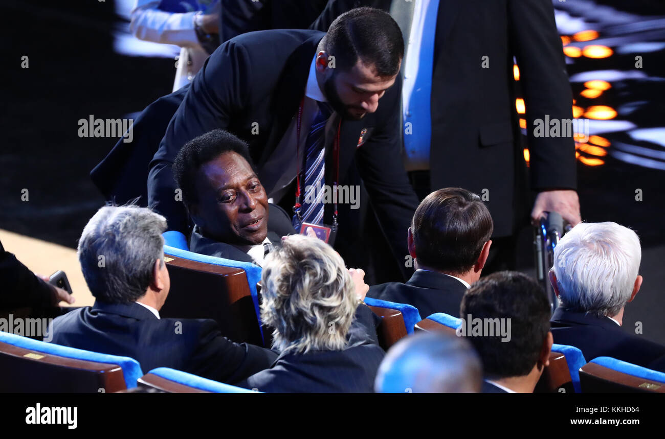 Mosca, Russia. 1 dicembre 2017. Il calciatore brasiliano Pele (C), in pensione, siede tra il pubblico durante l'estrazione della Coppa del mondo FIFA 2018 presso il Palazzo del Cremlino di Mosca, Russia, il 1° dicembre 2017. Credito: Christian Charisius/dpa/Alamy Live News Foto Stock