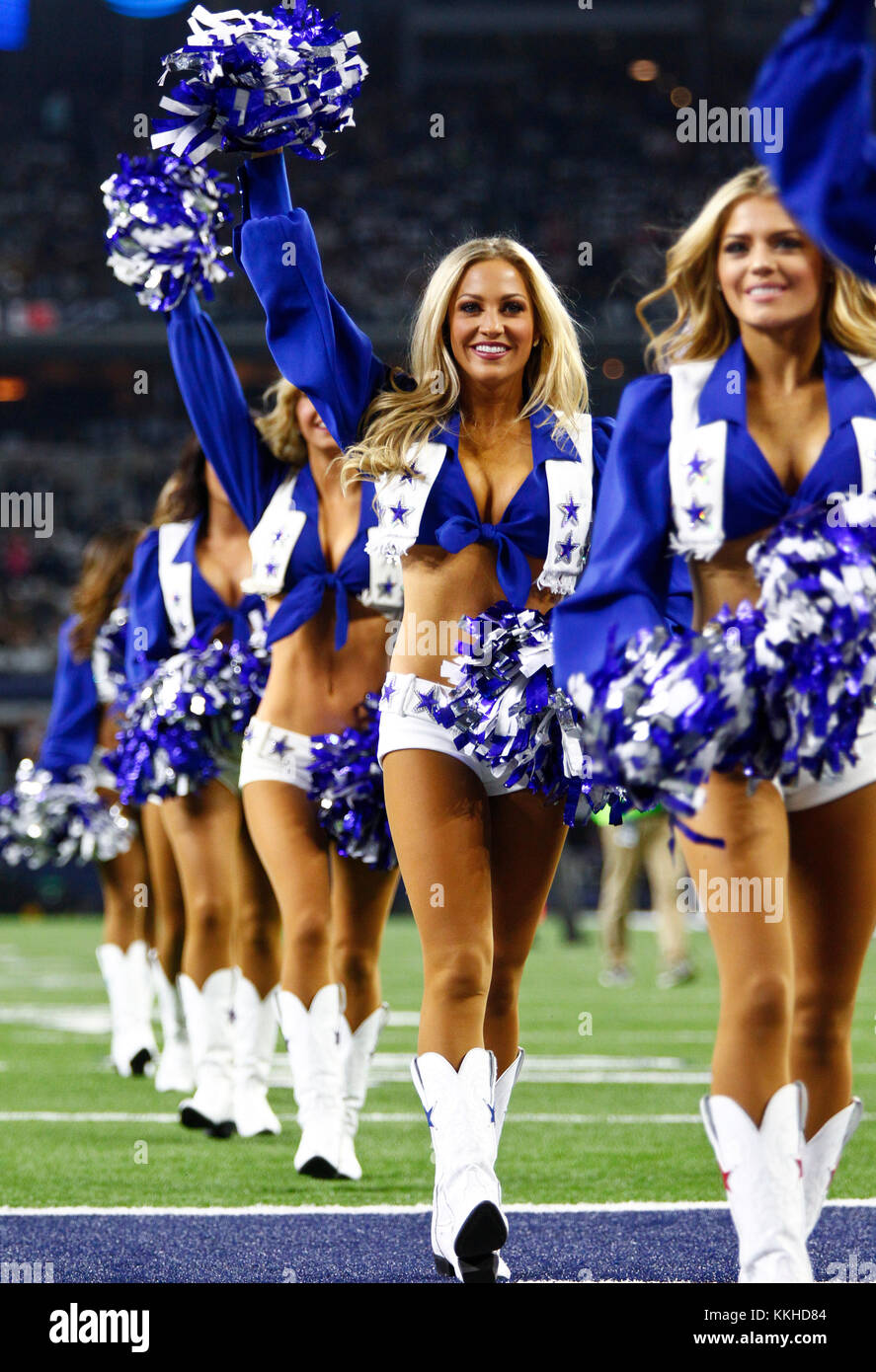Arlington, Texas, Stati Uniti d'America. 30 Novembre, 2017. Nov. 30 2017. Arlington, Texas. Il Dallas Cowboys Cheerleaders eseguire come Dallas Cowboys sconfitto Washington Redskins 38 e 14 ad ATT Stadium di Arlington, TX. Credito: Ralph Lauer/ZUMA filo/Alamy Live News Foto Stock
