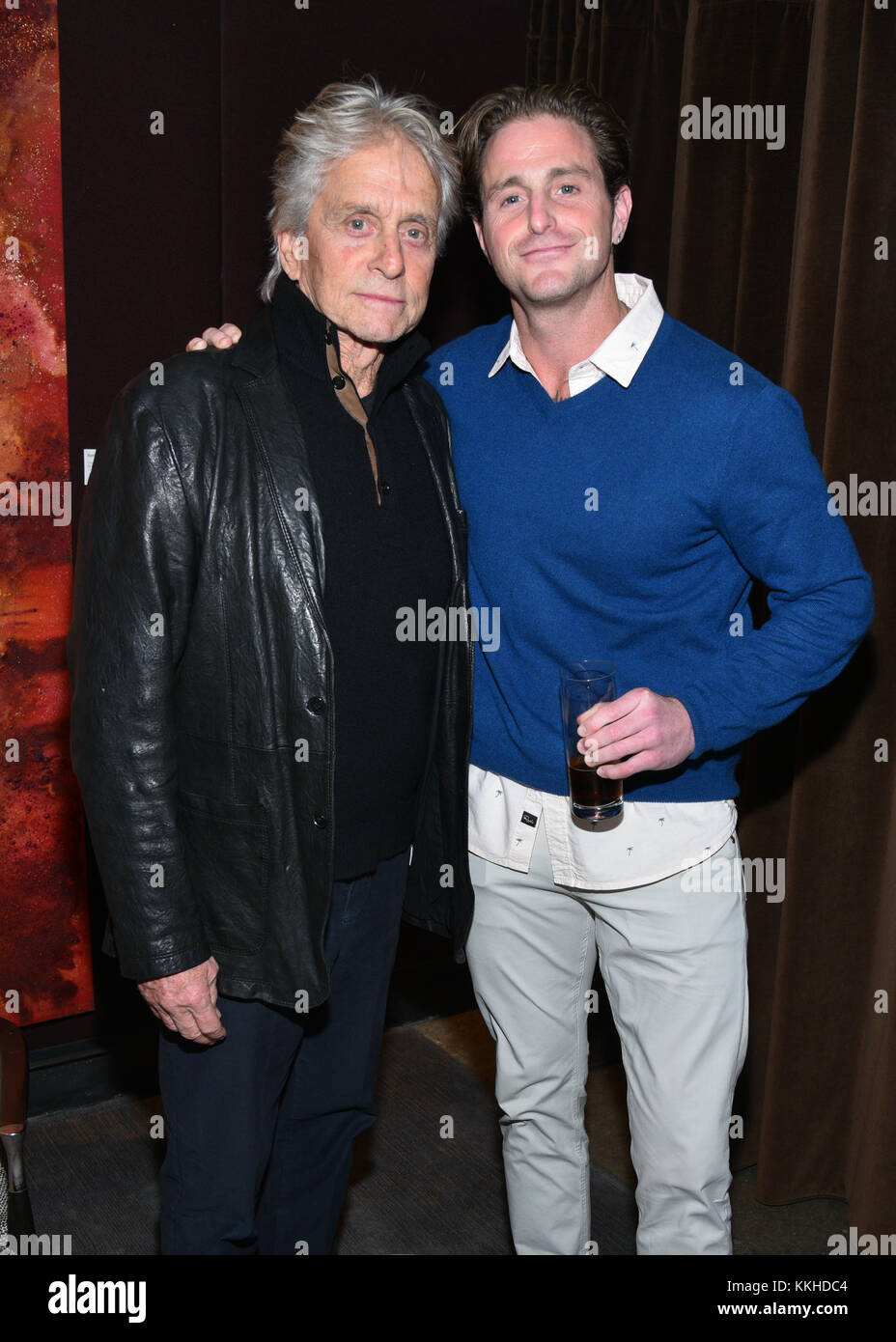 New York, Stati Uniti. 30th novembre, 2017Michael Douglas e Cameron Douglas partecipano allo screening di 'Cocaine Godmother, The Griselda Blanco Story' il 30 novembre 2017 a New York City. Credito: Erik Pendzich/Alamy Live News Foto Stock