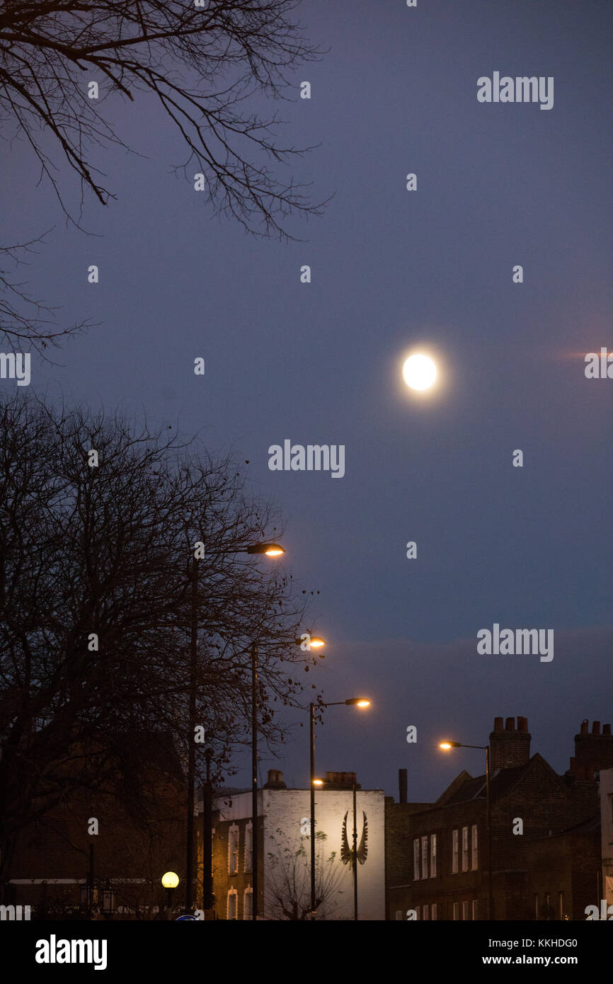 Londra, Regno Unito. Il 1 dicembre del 2017 bel tramonto in una fredda e soleggiata giornata invernale in clissold park Stoke Newington. Stoke Newington Church street con luna. uk meteo. credito carol moiré/alamy live news. Foto Stock