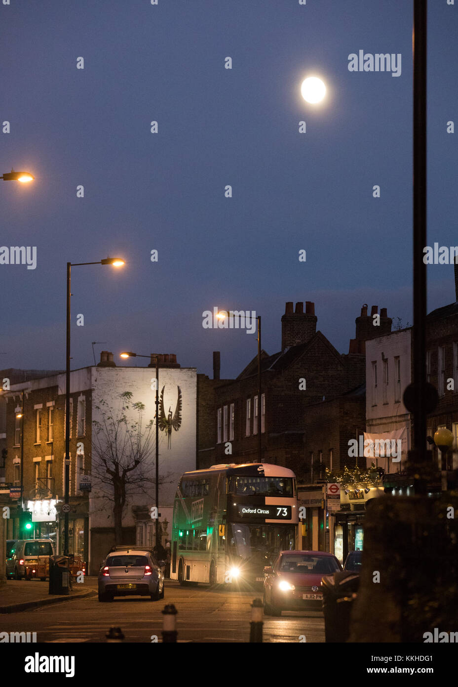 Londra, Regno Unito. Il 1 dicembre del 2017 bel tramonto in una fredda e soleggiata giornata invernale in clissold park Stoke Newington. Stoke Newington Church street con luna. uk meteo. credito carol moiré/alamy live news. Foto Stock