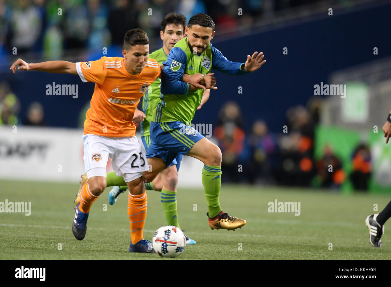 Seattle, Washington, Stati Uniti d'America. 30 Novembre, 2017. Soccer 2017: sirena CRISTIAN ROLDAN (7) lavora contro la dinamo centrocampista TOMAS MARTINEZ (25) come la Houston Dynamo giocare le sirene di Seattle nella seconda gamba della MLS Western Conference Finals corrispondono al secolo campo Collegamento a Seattle, WA. Credito: Jeff Halstead/ZUMA filo/Alamy Live News Foto Stock
