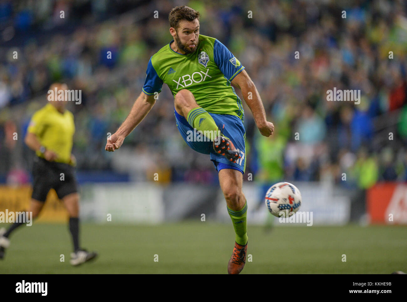 Seattle, Washington, Stati Uniti d'America. 30 Novembre, 2017. Soccer 2017: la sirena si BRUIN (17) tenta un tiro in porta come la Houston Dynamo giocare le sirene di Seattle nella seconda gamba della MLS Western Conference Finals corrispondono al secolo campo Collegamento a Seattle, WA. Credito: Jeff Halstead/ZUMA filo/Alamy Live News Foto Stock