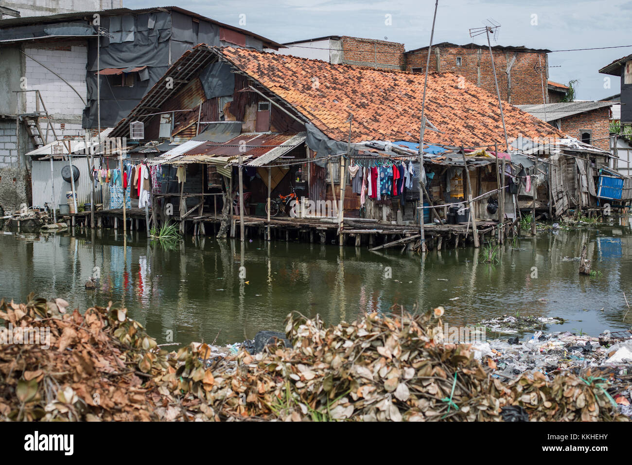 Di Giacarta, a Jakarta, Indonesia. 1 dicembre, 2017. Case danneggiato dall'acqua in kapuk teko, Giacarta. a 6 ettaro delle baraccopoli in kapuk teko sottodistretto di Giacarta, è stata soggetta a inondazioni dal 1992. Era un peatland situato a poche centinaia di metri dalla zona costiera. La profondità di acqua è stato appena venti centimetri di distanza. Ma il nord di Jakarta progetto di bonifica finalizzate alla creazione di un residence elite e area industriale ha impedito l'acqua da normalmente che scorre dalla zona centrale della città di mare. La zona è ora minore precipitazione. Ogni anno 200 famiglie, la maggior parte dei quali sono poveri, sono costretto a Foto Stock